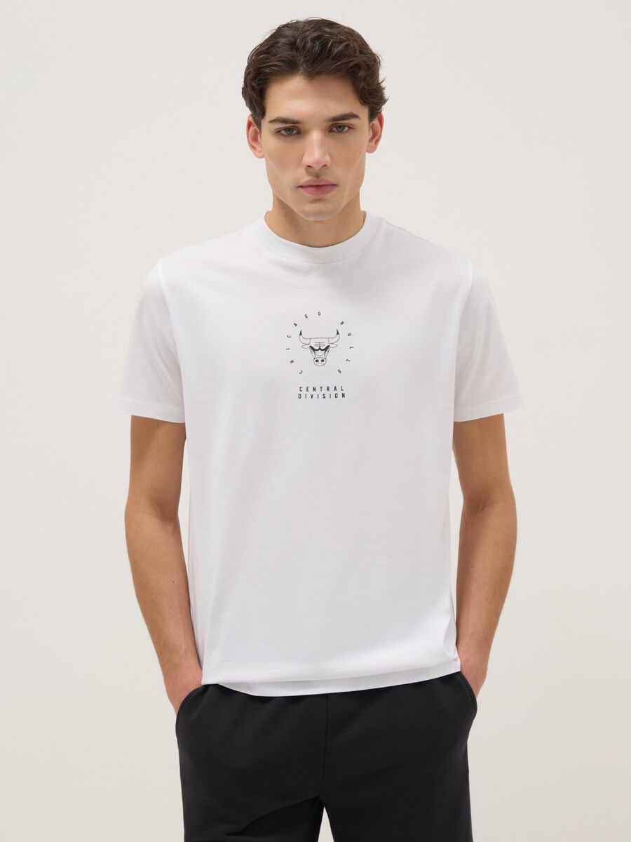 White pure cotton regular fit T-shirt with Chicago Bulls logo_0