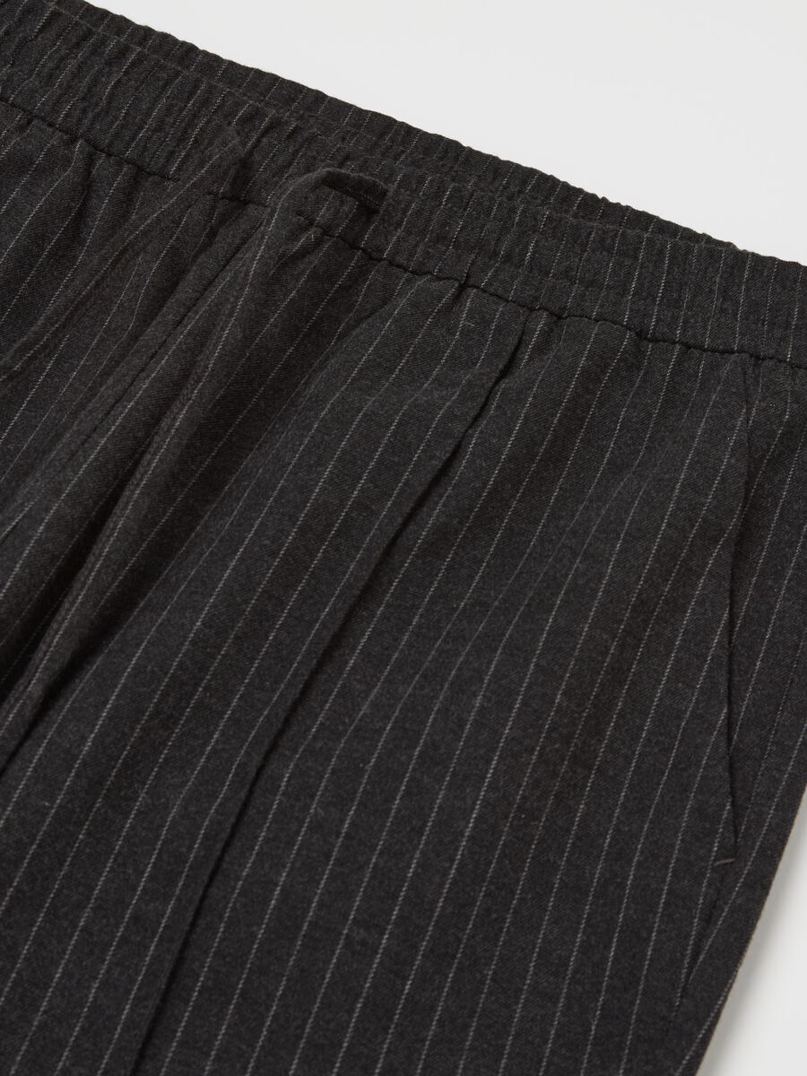 Pantalone carrot fit con risvolti_5