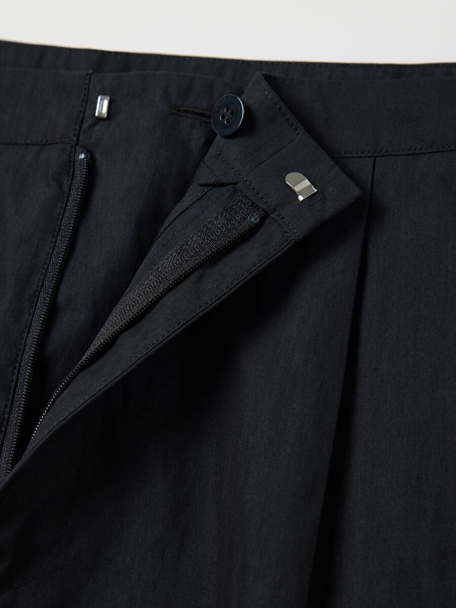 Black carrot-fit trousers with darts_5