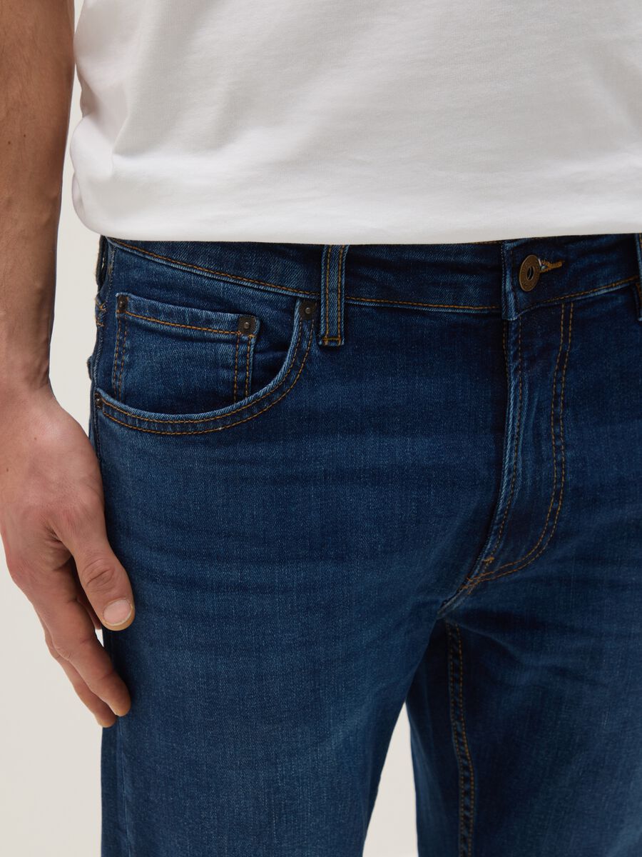 Jeans in cotone elasticizzato blu slim fit con cinque tasche_3