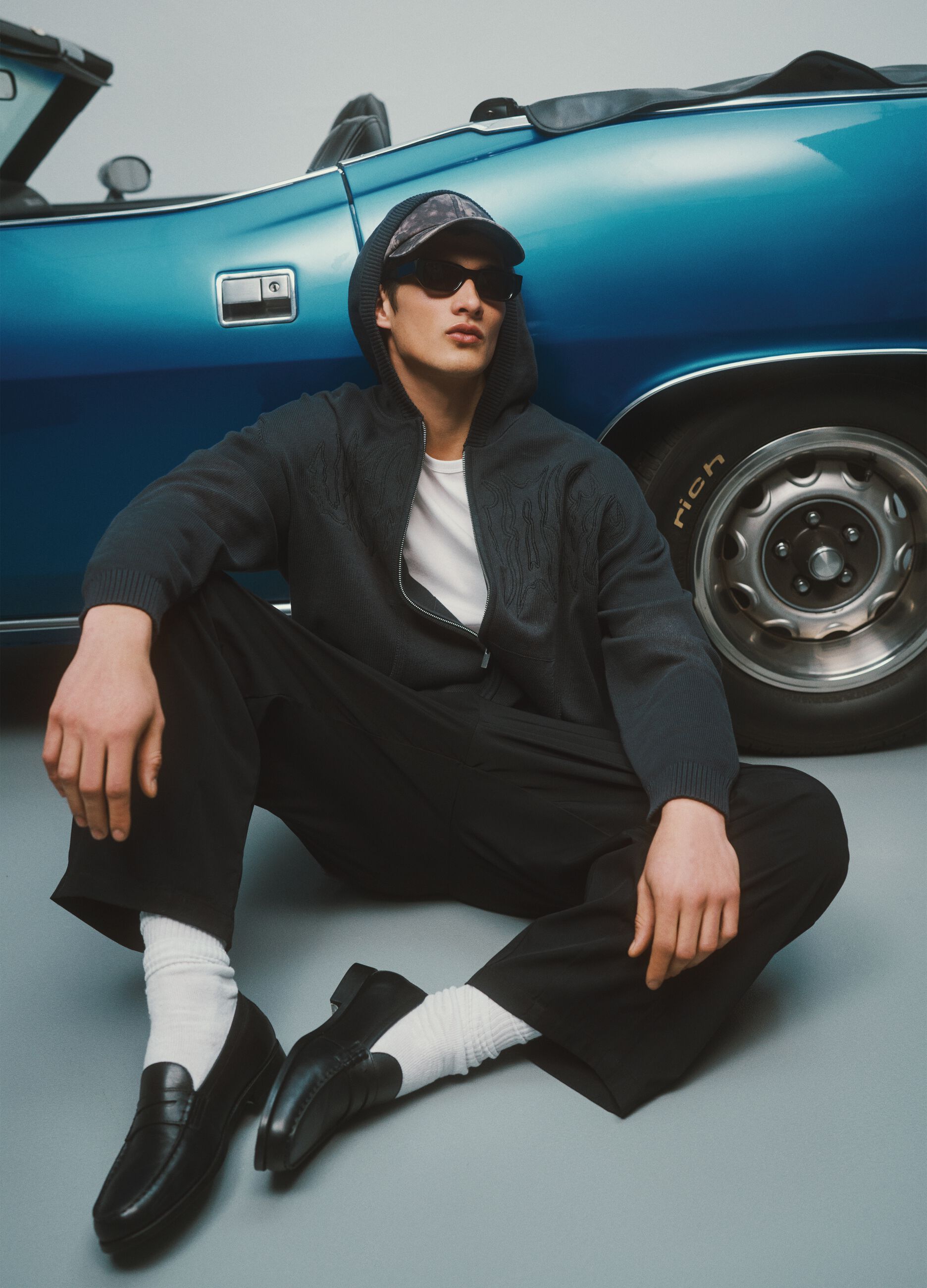 Oversized black cotton hoodie with zip