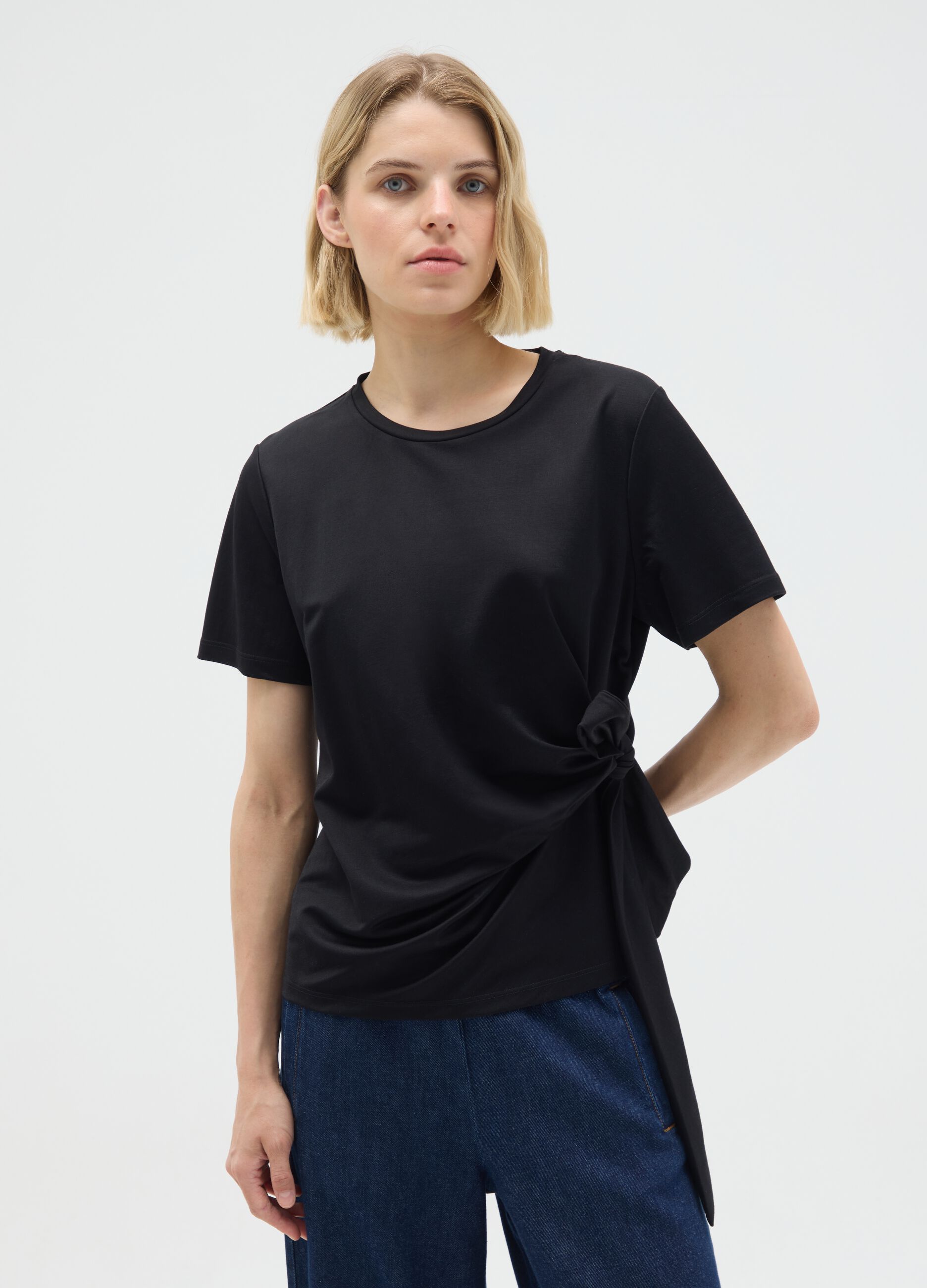 Black viscose blend fitted T-shirt with knot