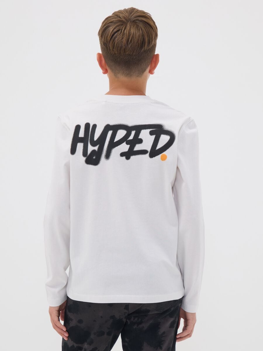 White pure organic cotton T-shirt with "Hyped" print for boys_2