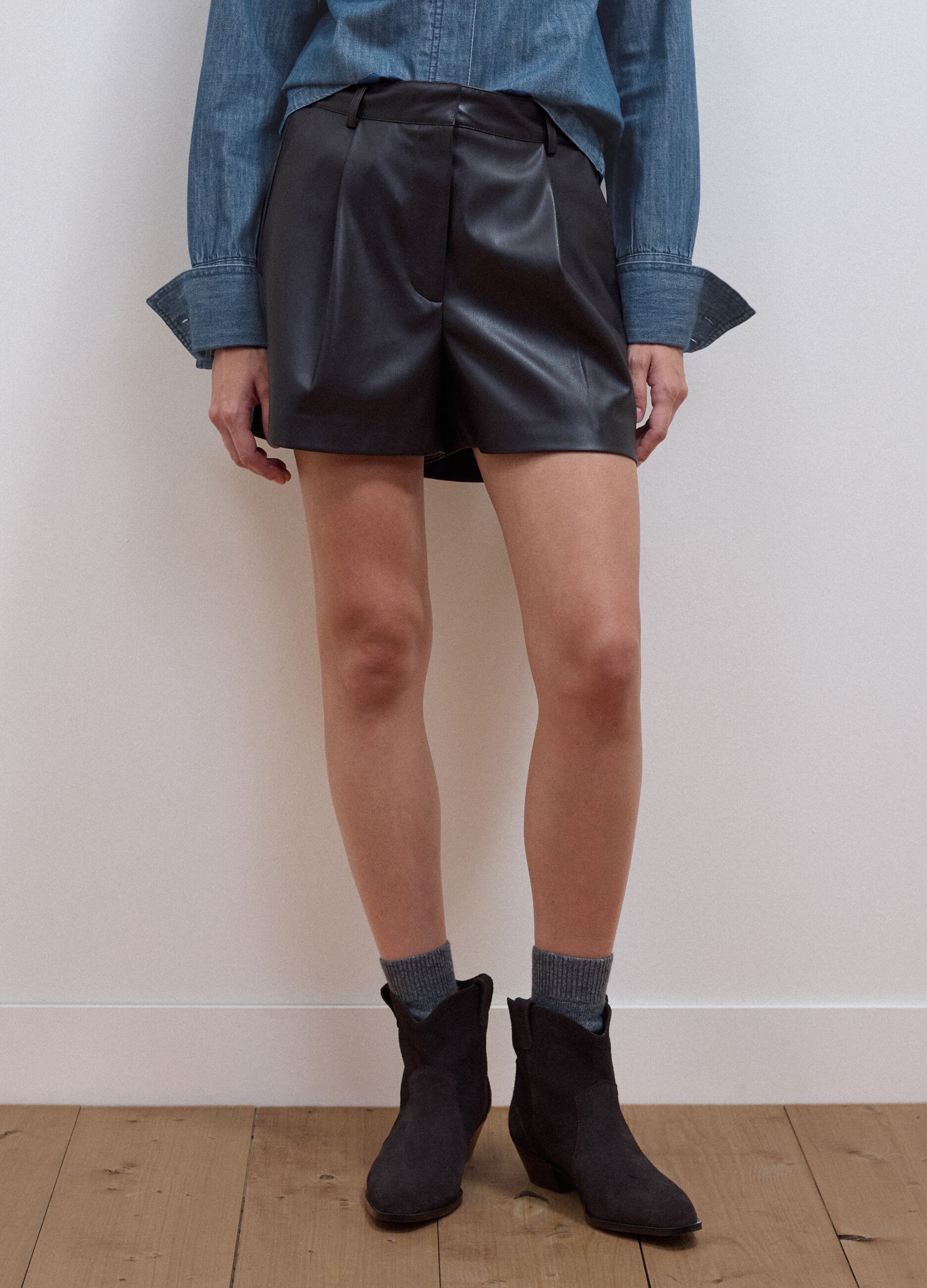 Shorts marroni regular fit con vita elasticizzata