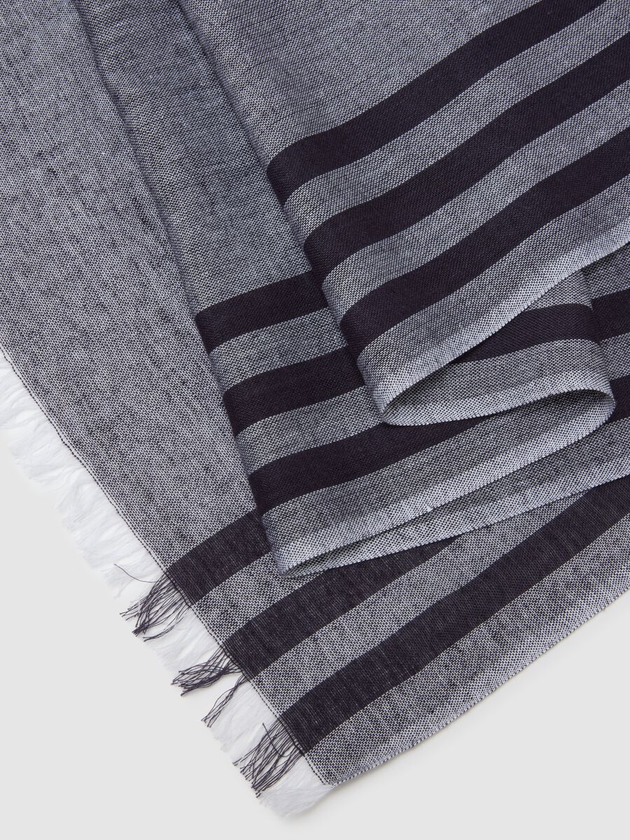 Soft scarf in multicolour striped viscose and cotton blend_2