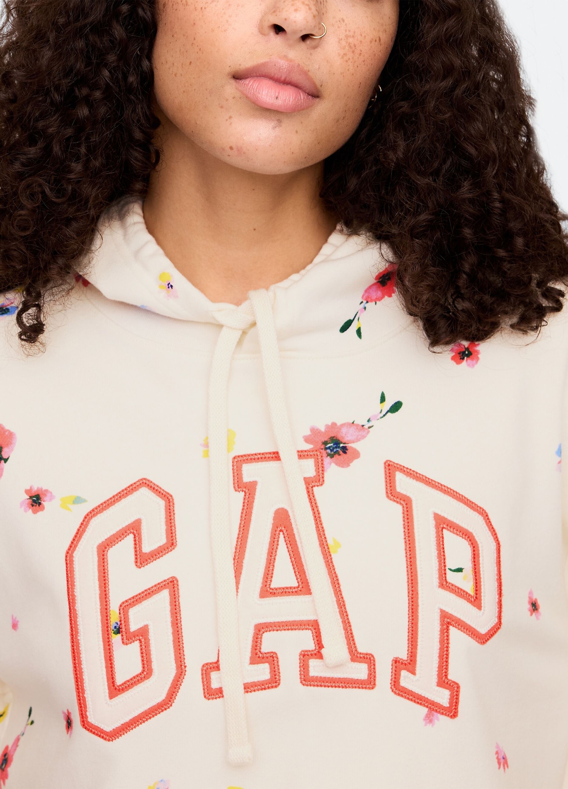 Felpa con cappuccio beige con fiori e logo Gap