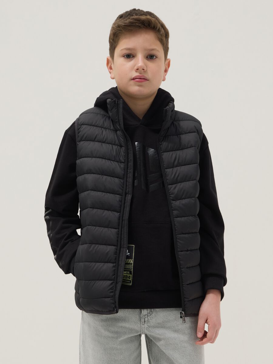Gilet imbottito nero da ragazzo regular fit con cappuccio_0