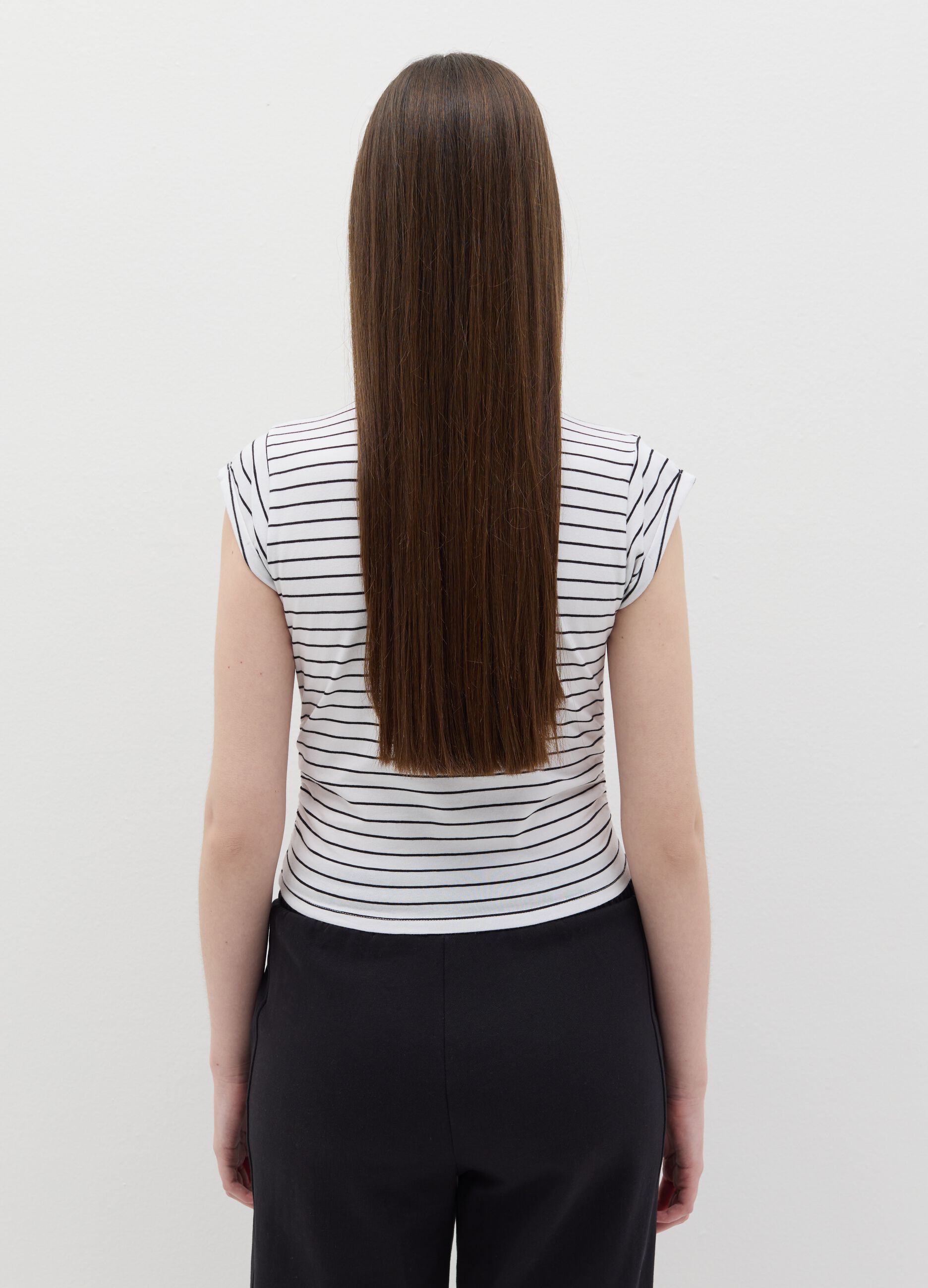 Slim-fit T-shirt with striped gathering on the side