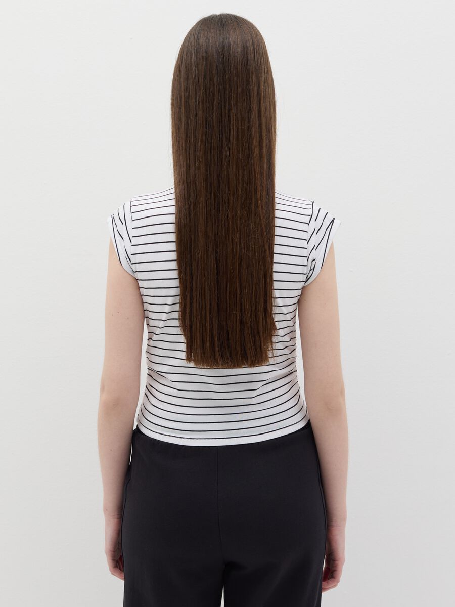 Slim-fit T-shirt with striped gathering on the side_3
