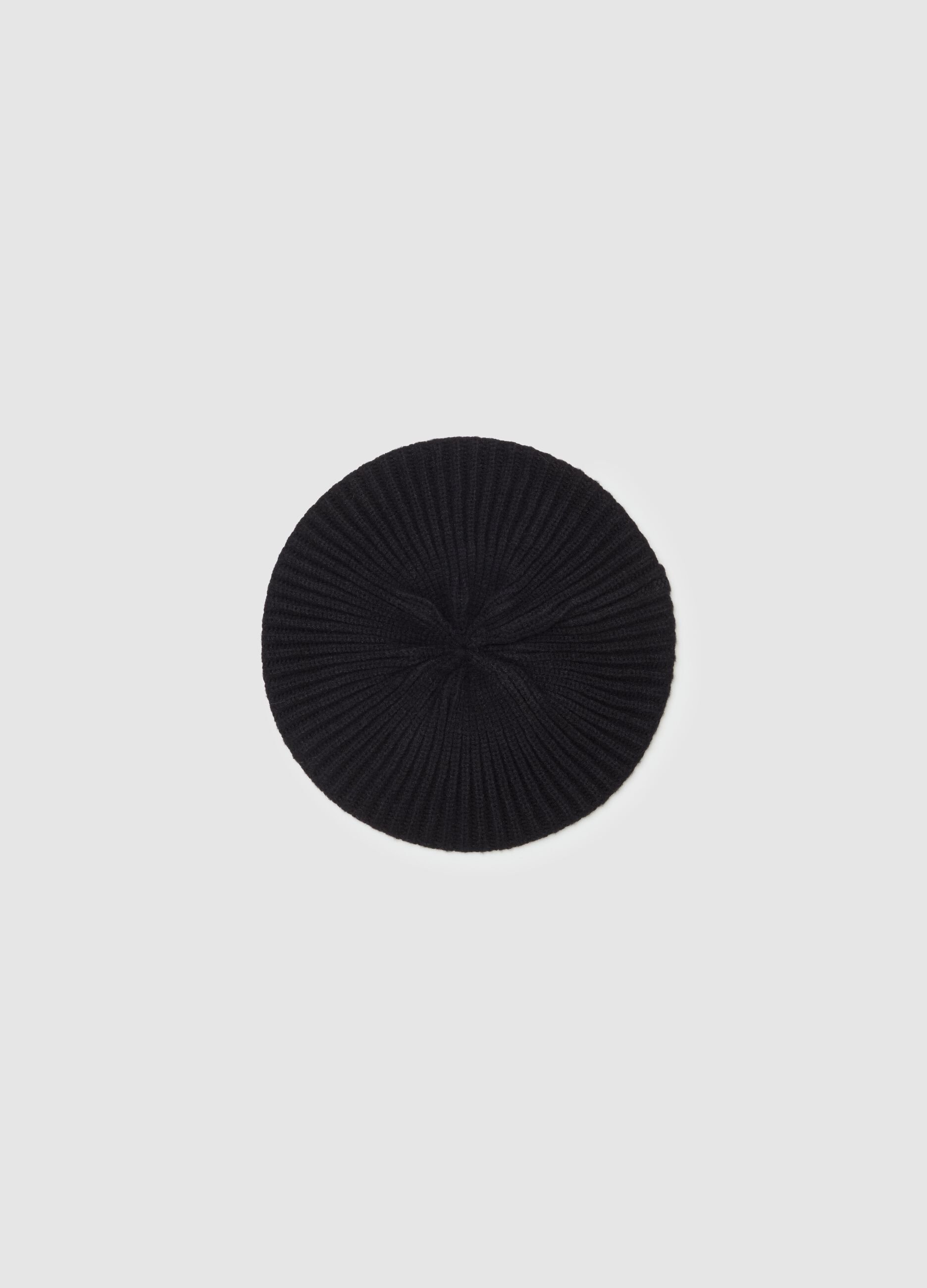 French beret with ribbed knit
