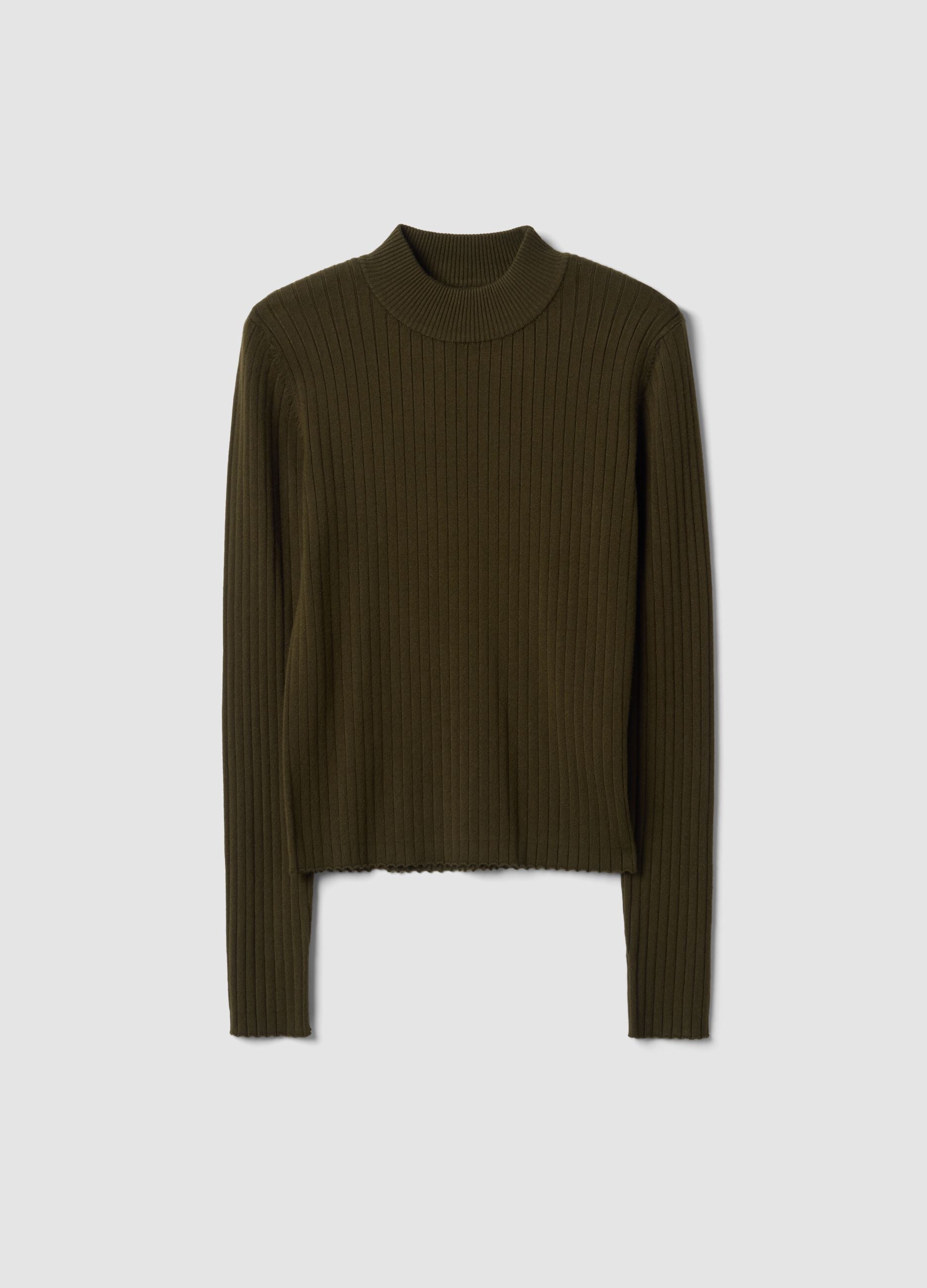 Maglia verde in misto viscosa a coste con collo rialzato