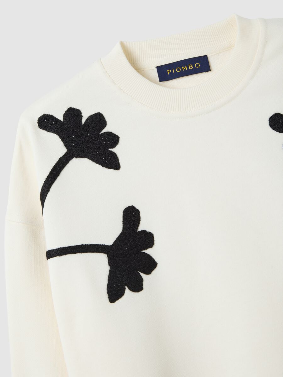 White sweatshirt in cotton and polyester blend with floral decorations_5