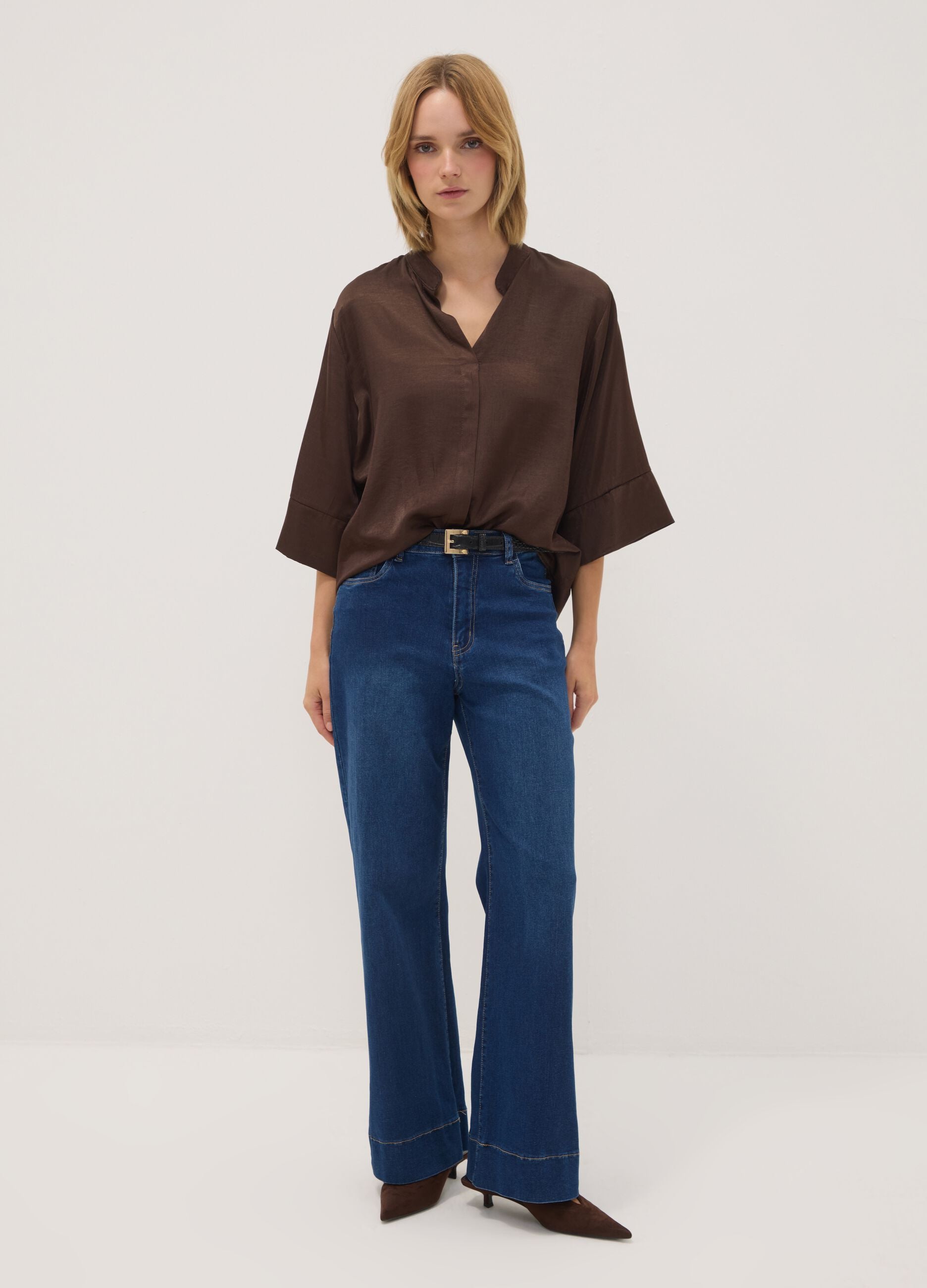 Blusa marrone in misto viscosa regular fit con collo coreano