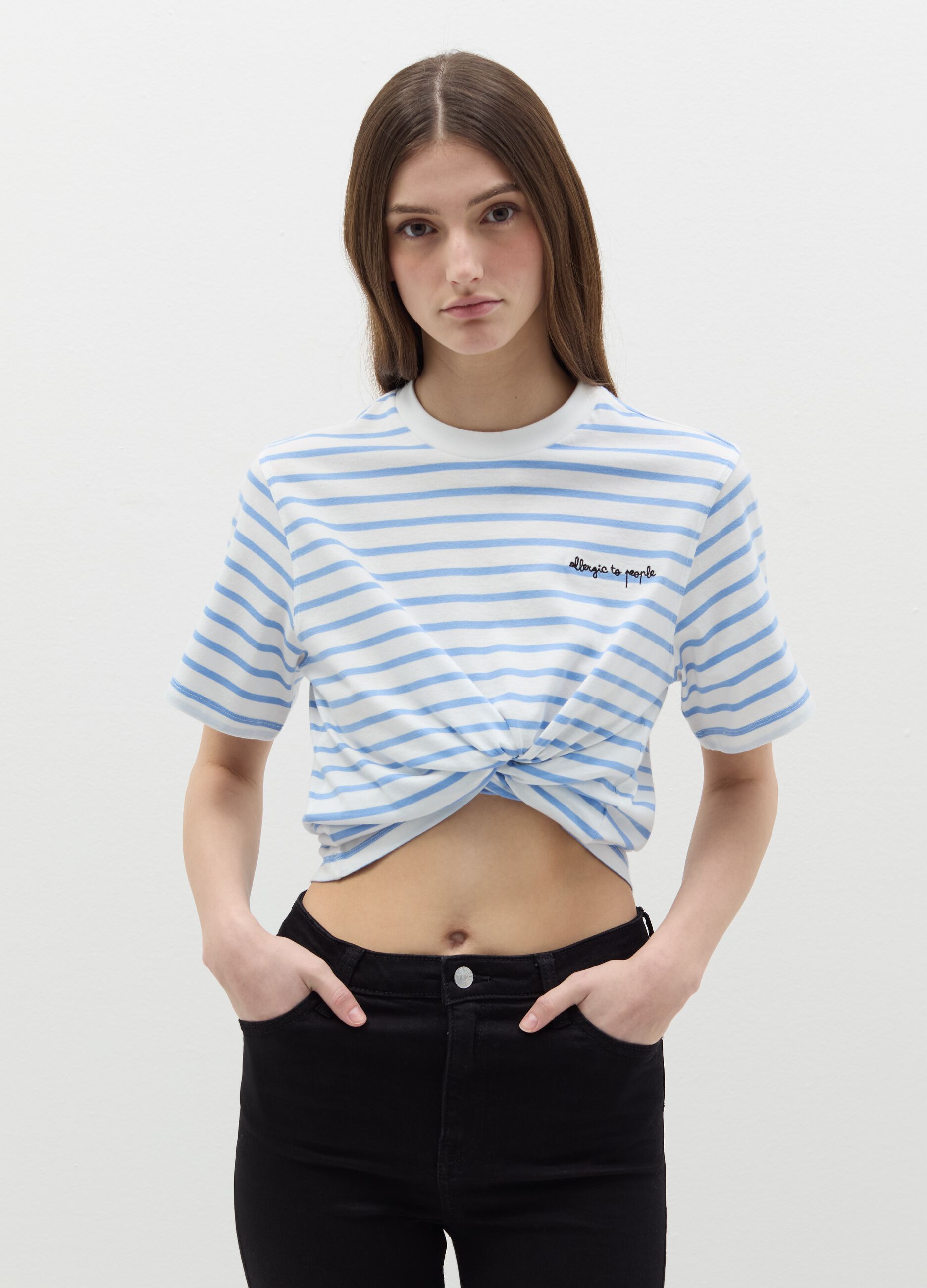 T-shirt in cotone con ricamo