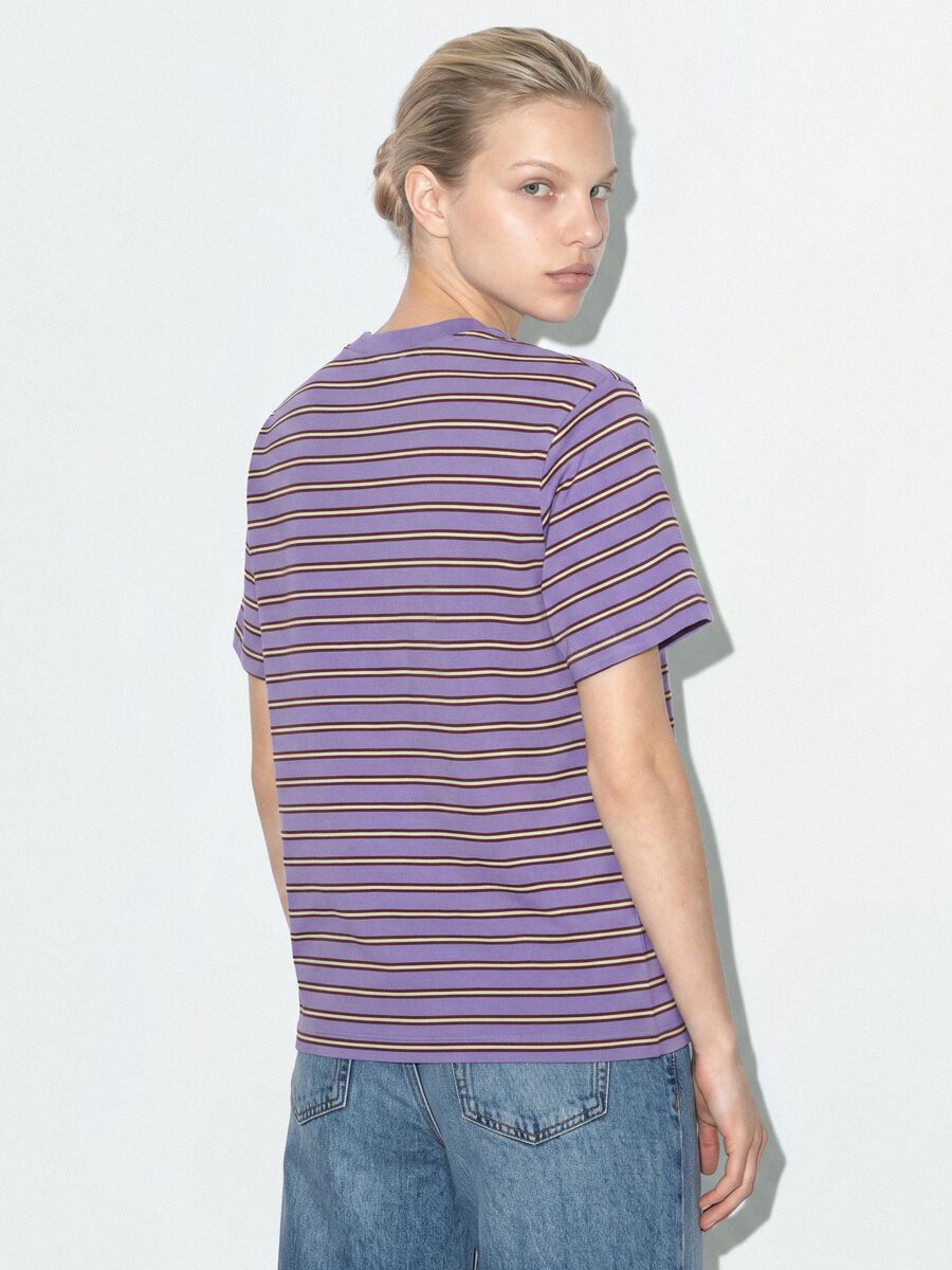 T-shirt viola relaxed fit a righe in puro cotone con ricamo cuore_2