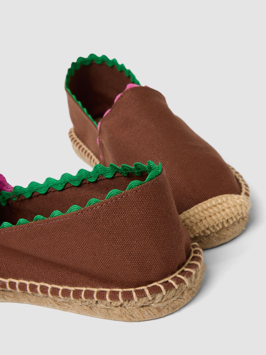 Brown espadrilles with contrasting trim_2