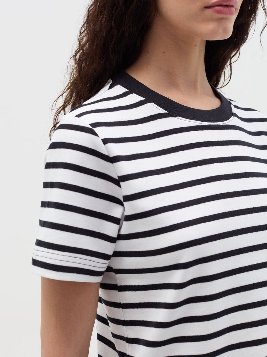 T-shirt with horizontal stripes_2