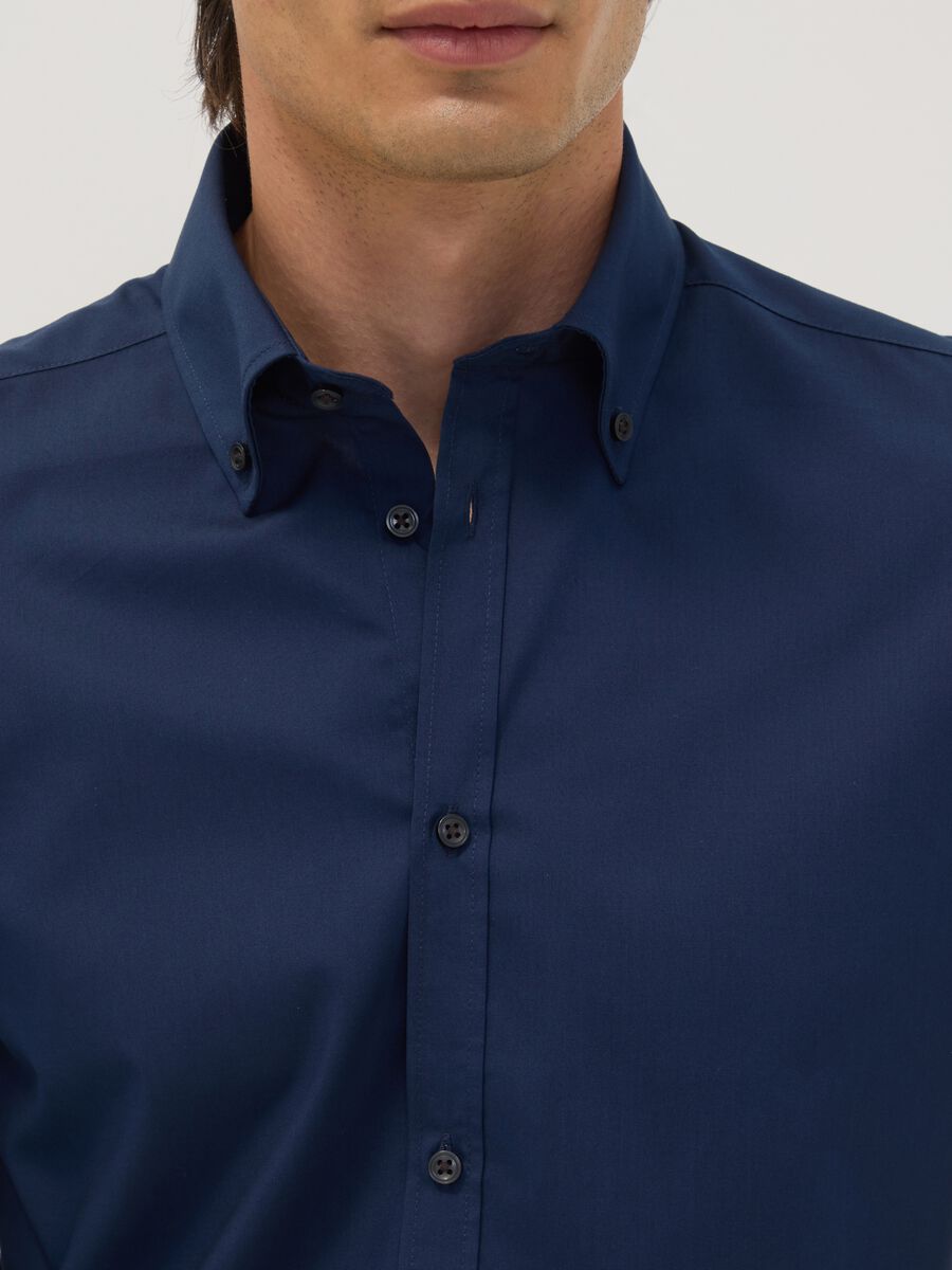 Camicia blu slim fit con collo button down easy iron_1