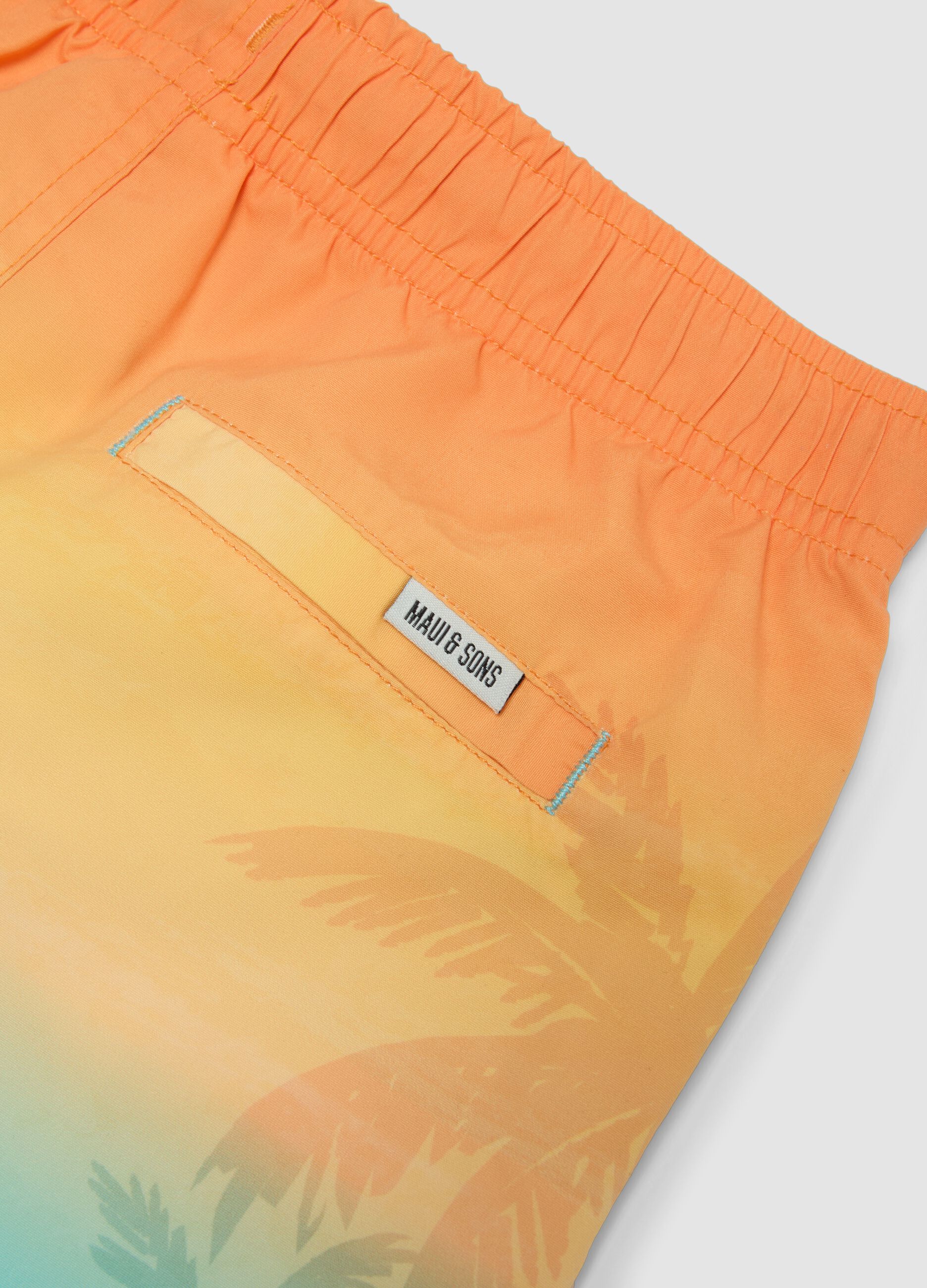 Boxer da mare multicolor sfumato da bambino con stampa tropicale