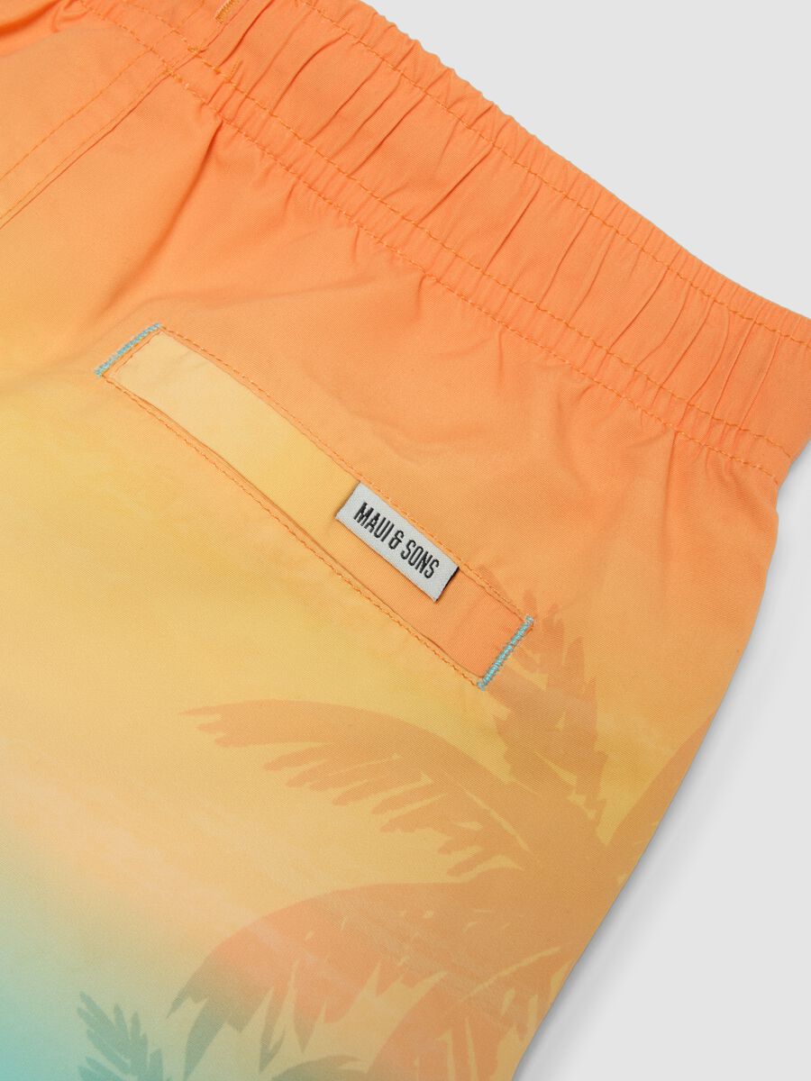 Boxer da mare multicolor sfumato da bambino con stampa tropicale_2