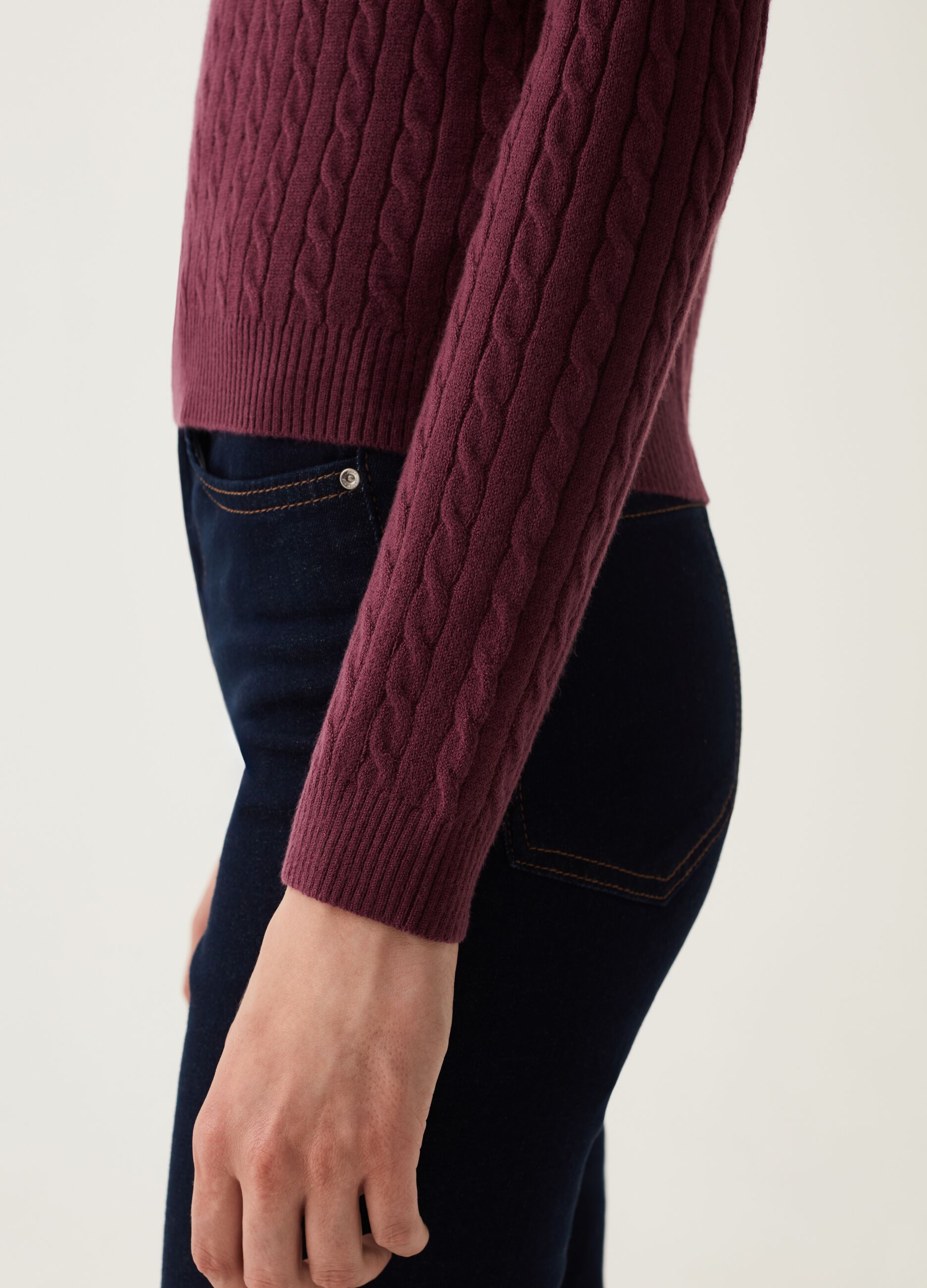 Pullover girocollo con lavorazione a coste_3