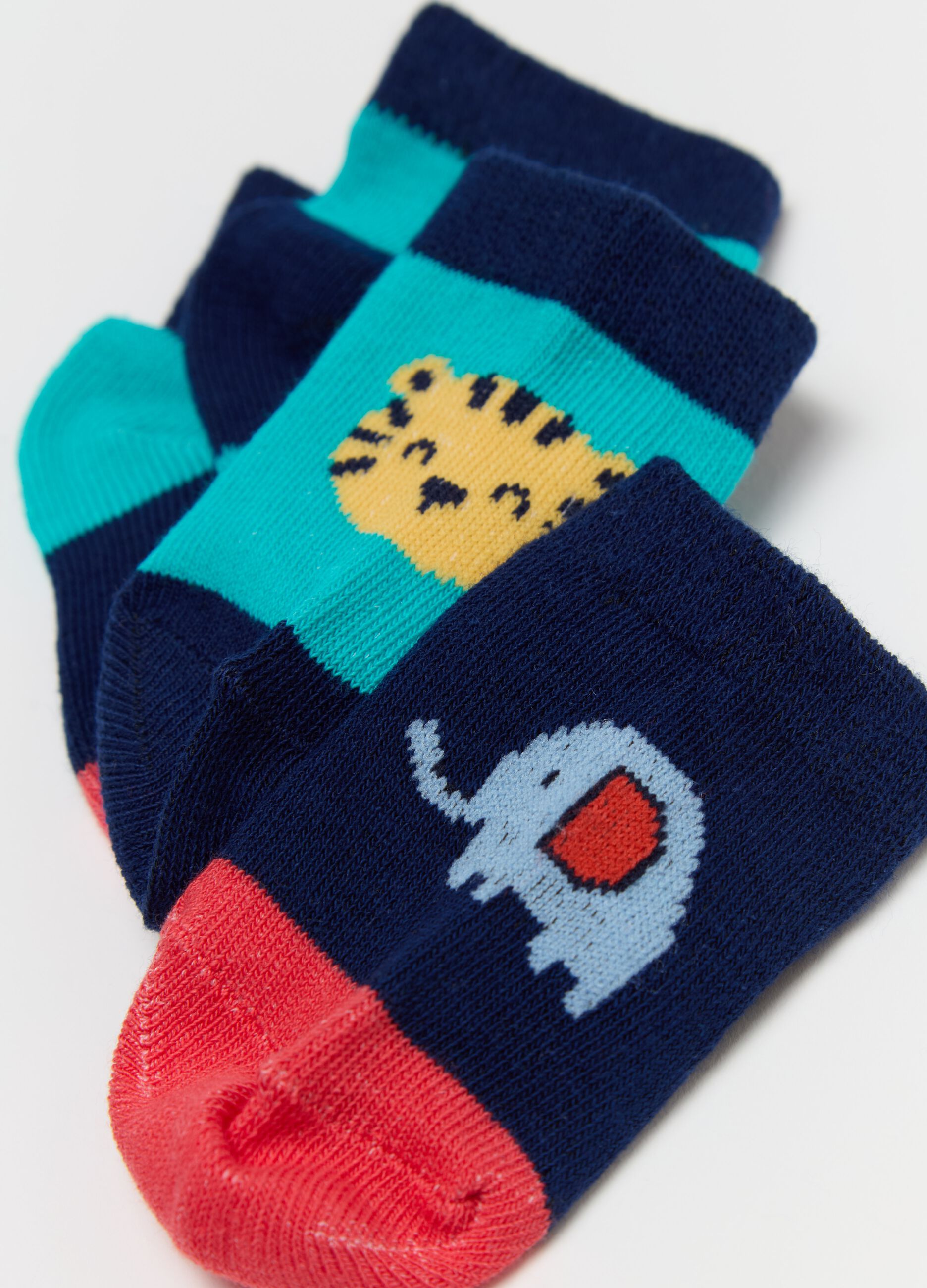 Three-pair pack colourblock socks with savannah animals design