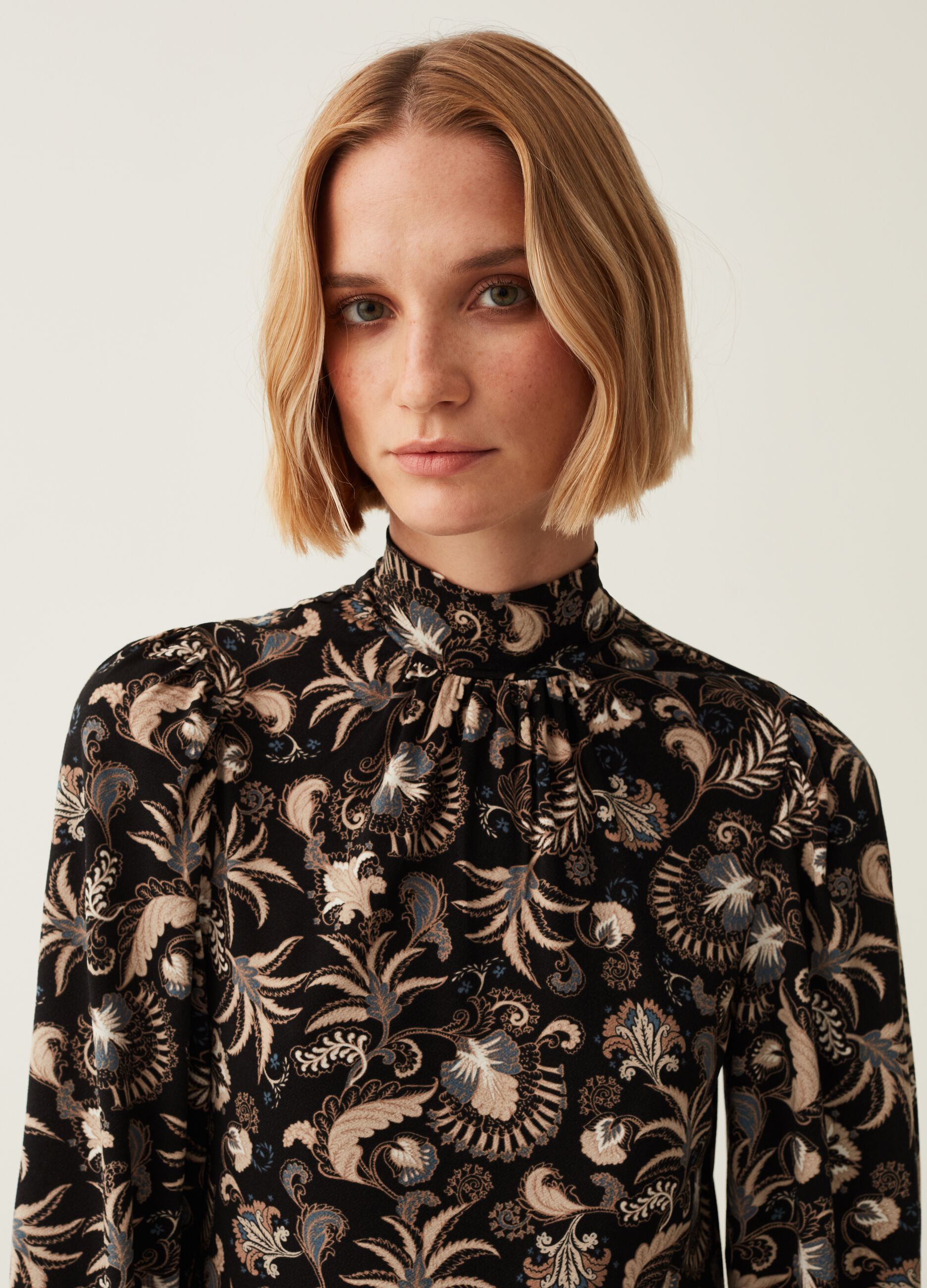 Abito corto mock neck fantasia_1