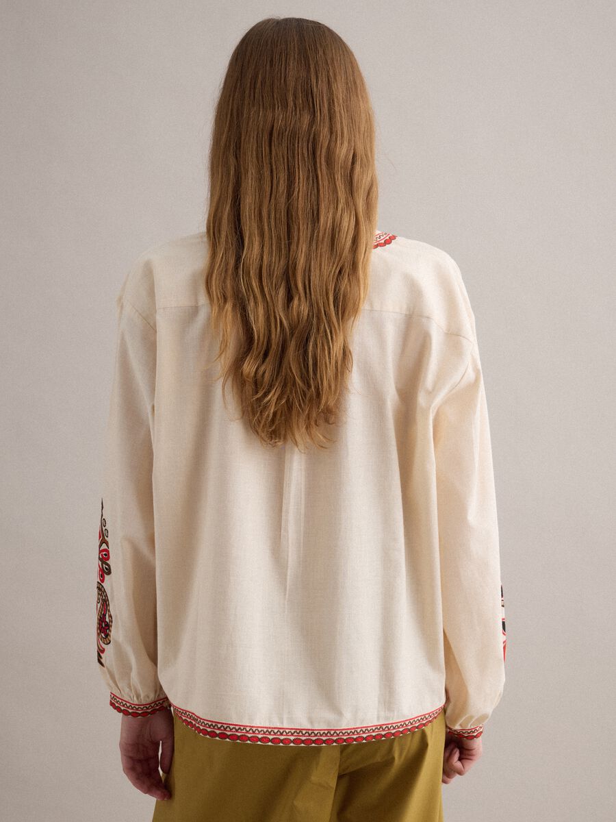 White pure cotton regular-fit shirt with embroidery and V-neck_3