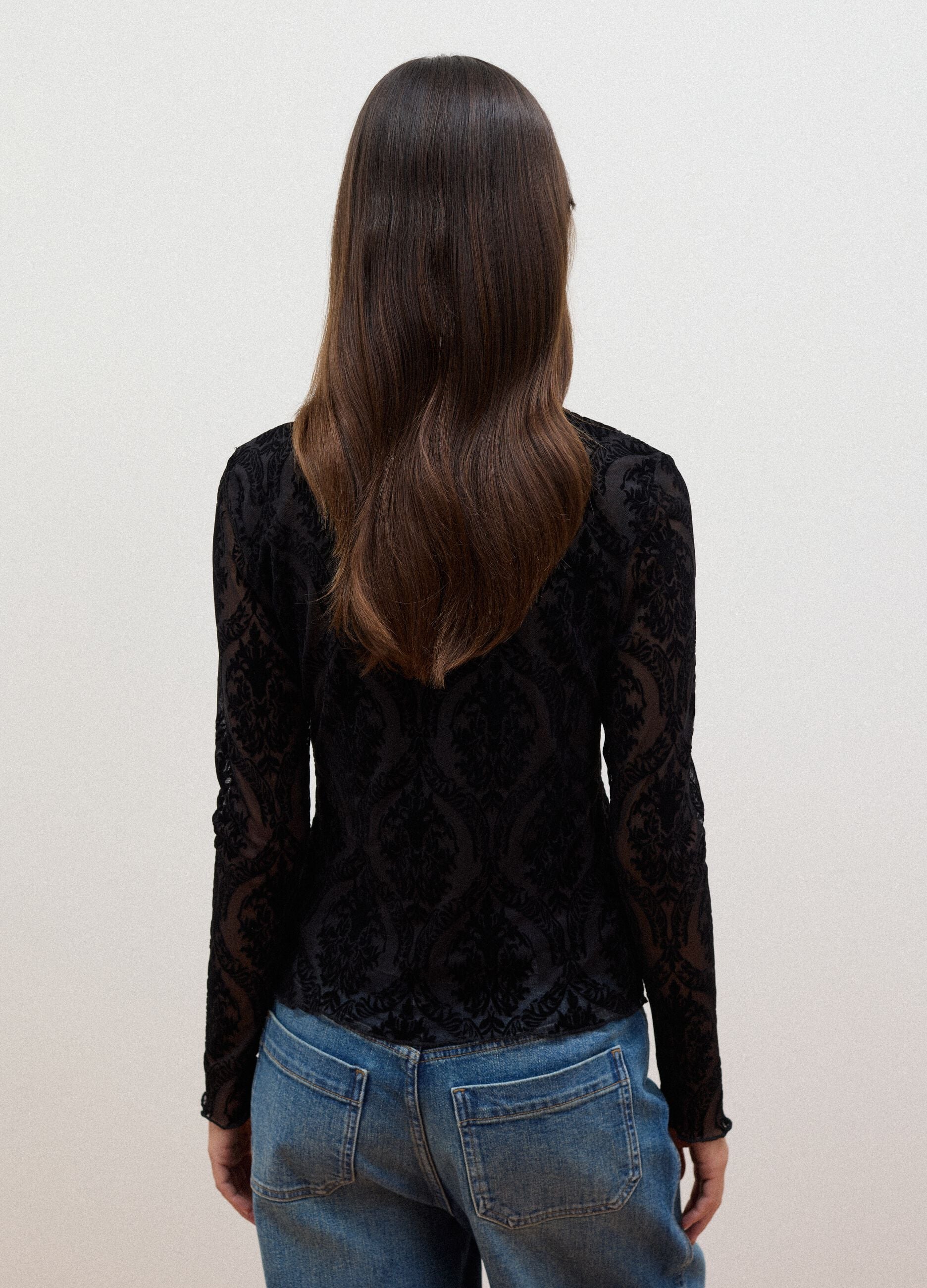T-shirt nera in tessuto elasticizzato trasparente con fantasia regular fit