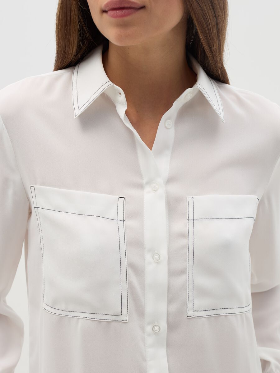 Shirt with contrasting stitching_3