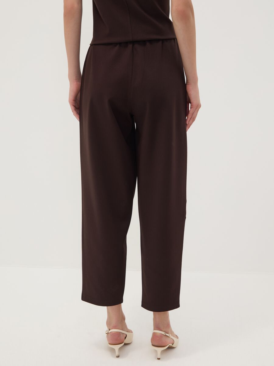Pantaloni jogger marroni in punto Milano di viscosa elasticizzata barrel fit_2