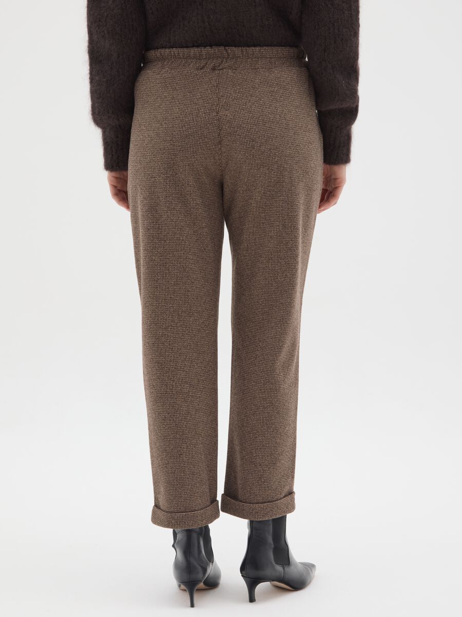 Pantaloni in microquadri marroni regular fit_2