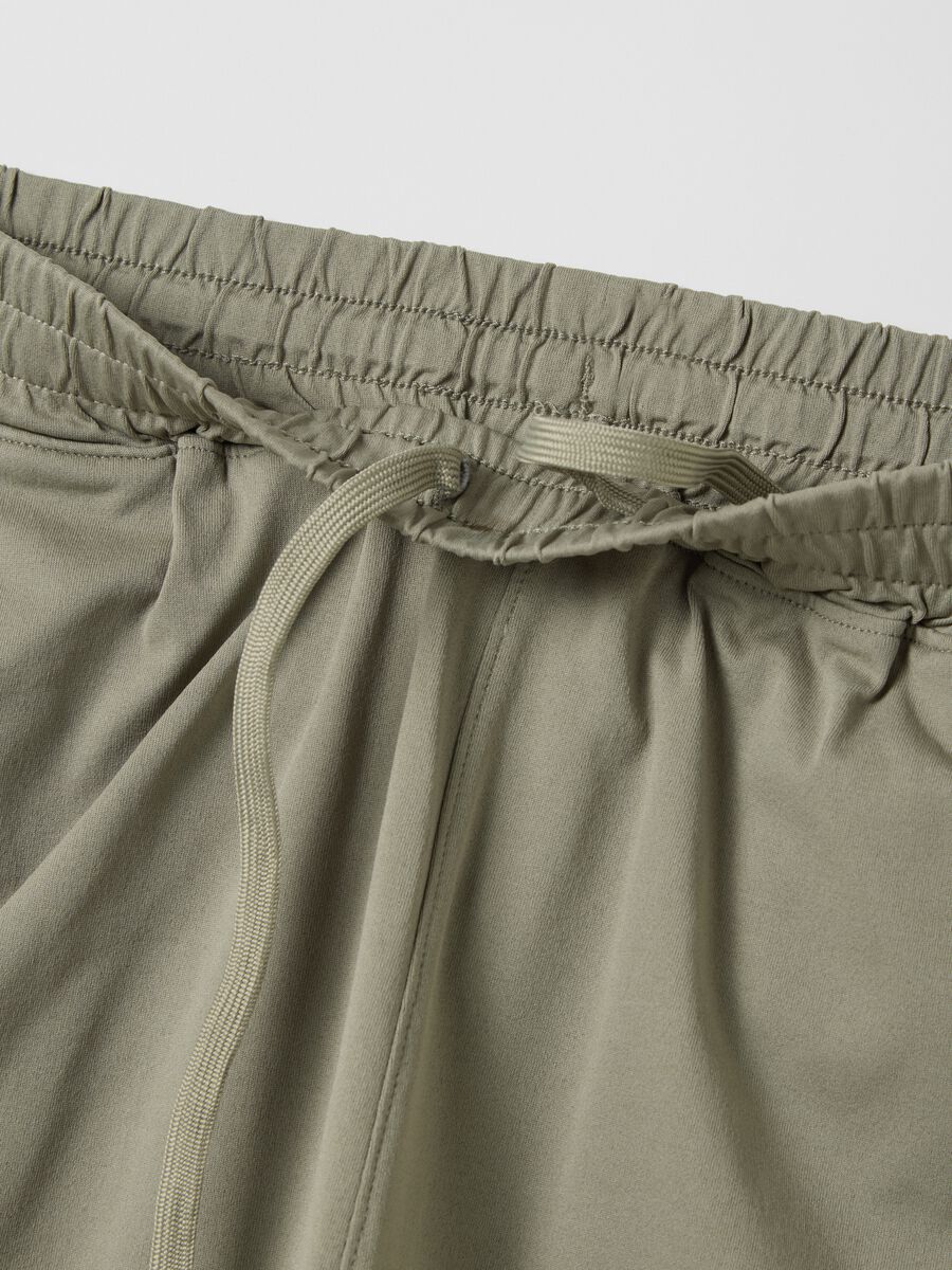Green Bermuda joggers in stretch fabric_5