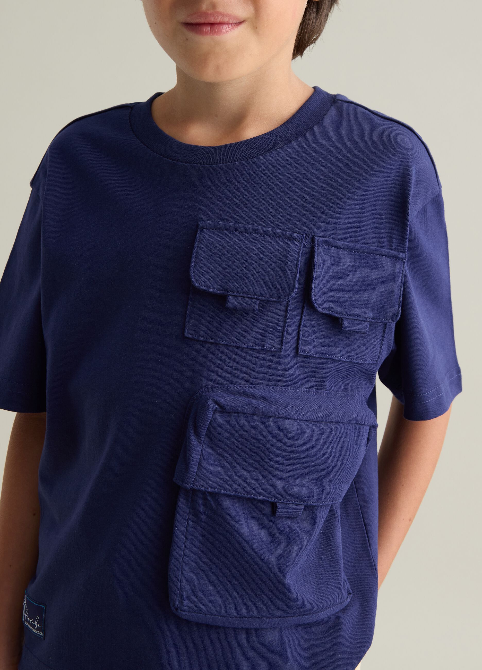 T-shirt blu navy con tasche
