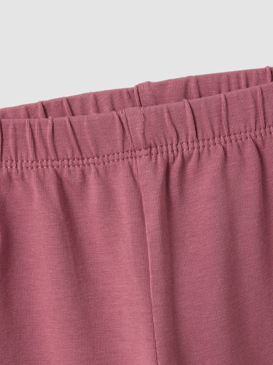 Leggings flare viola in misto cotone organico elasticizzato con stampa cuore per bimba_3