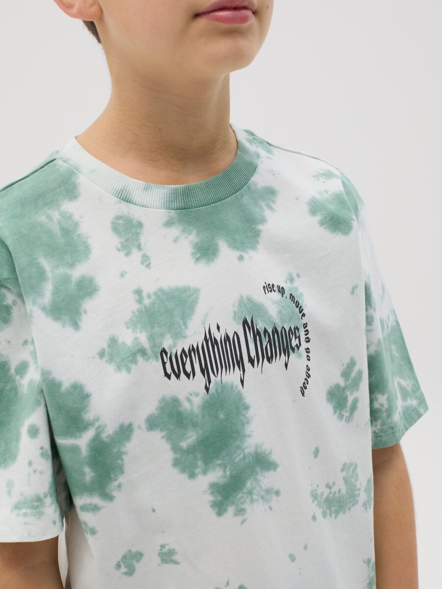 Tie-dye T-shirt with printed lettering_1