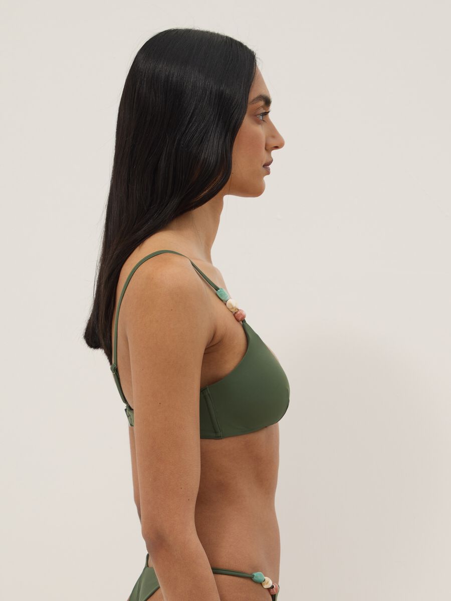 Top bikini in tessuto elasticizzato verde con bretelle decorate_3