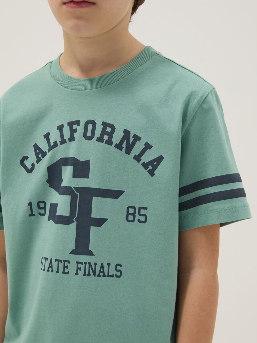 T-shirt verde in puro cotone da ragazzo con dettagli grafici regular fit_2