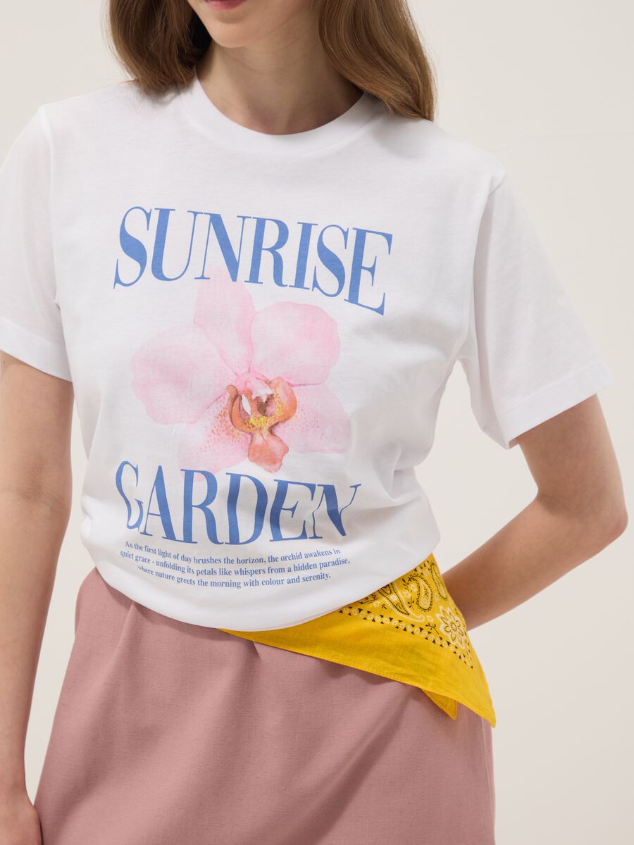 T-shirt bianca in puro cotone con stampa floreale regular fit_3
