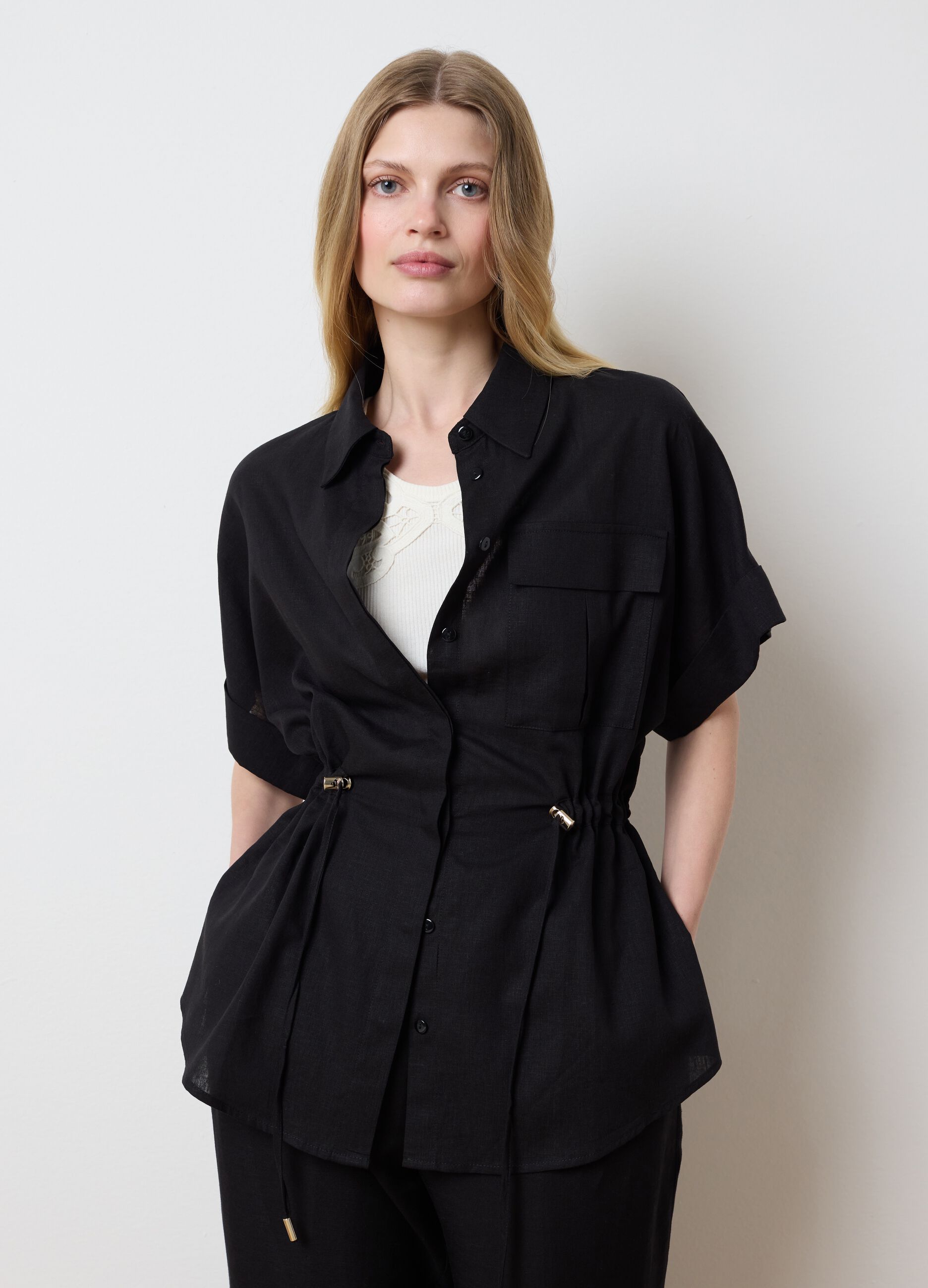 Short-sleeved shirt with drawstring