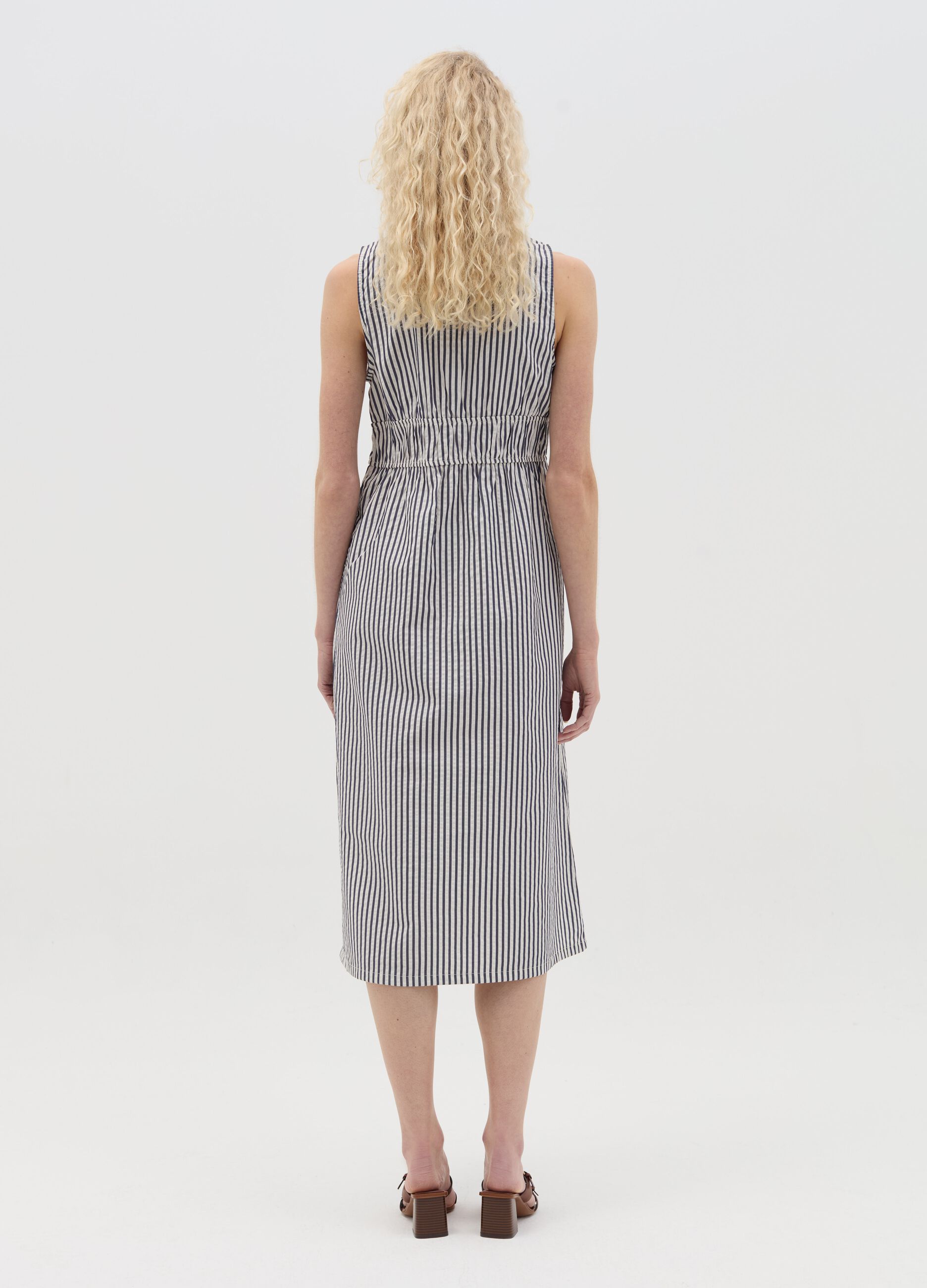 Abito midi a righe con scollo a V