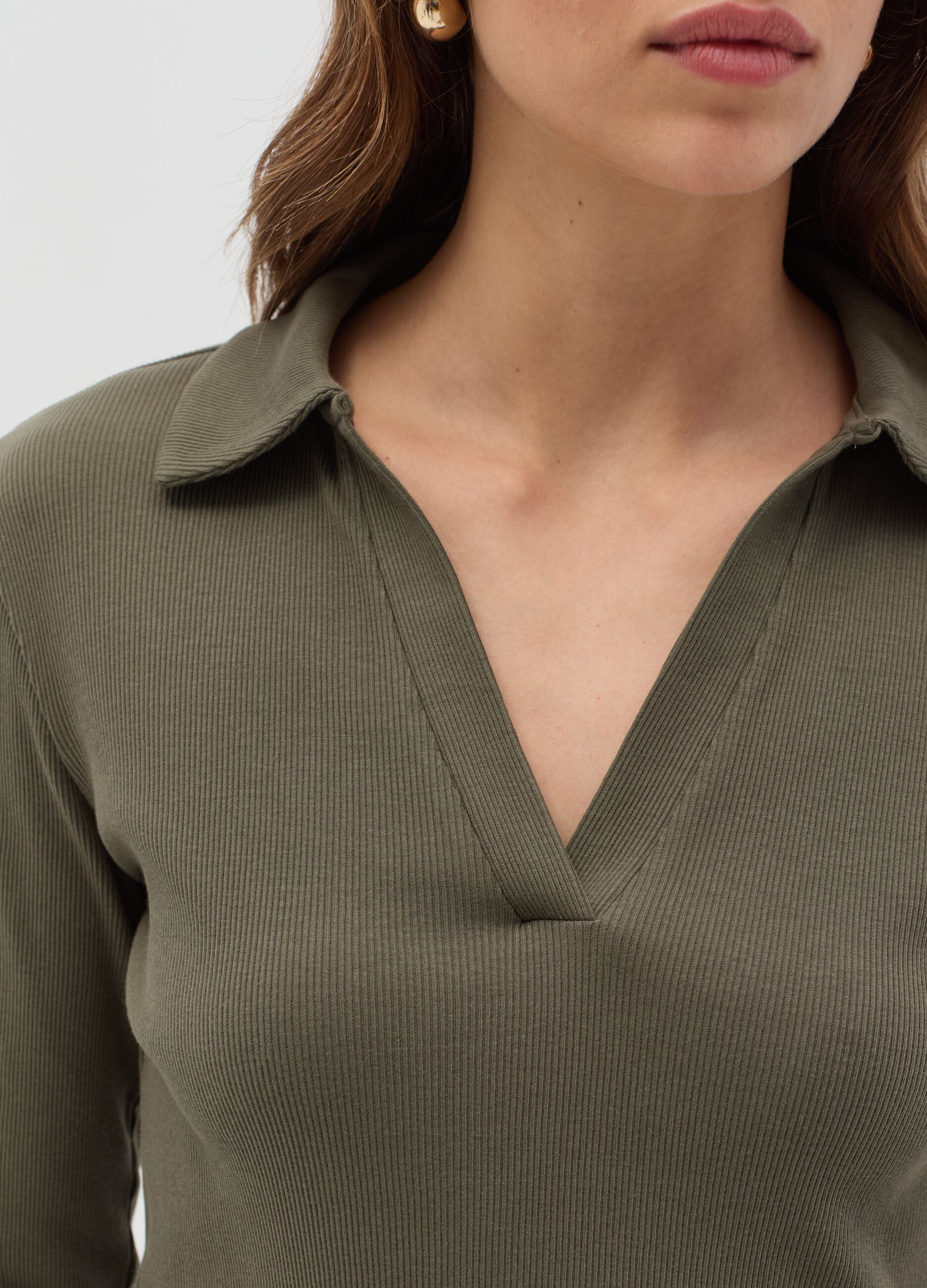 T-shirt a costine con scollo a polo
