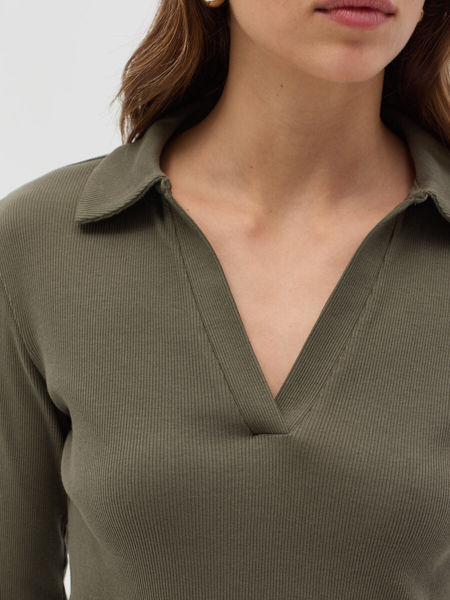 T-shirt a costine con scollo a polo_2