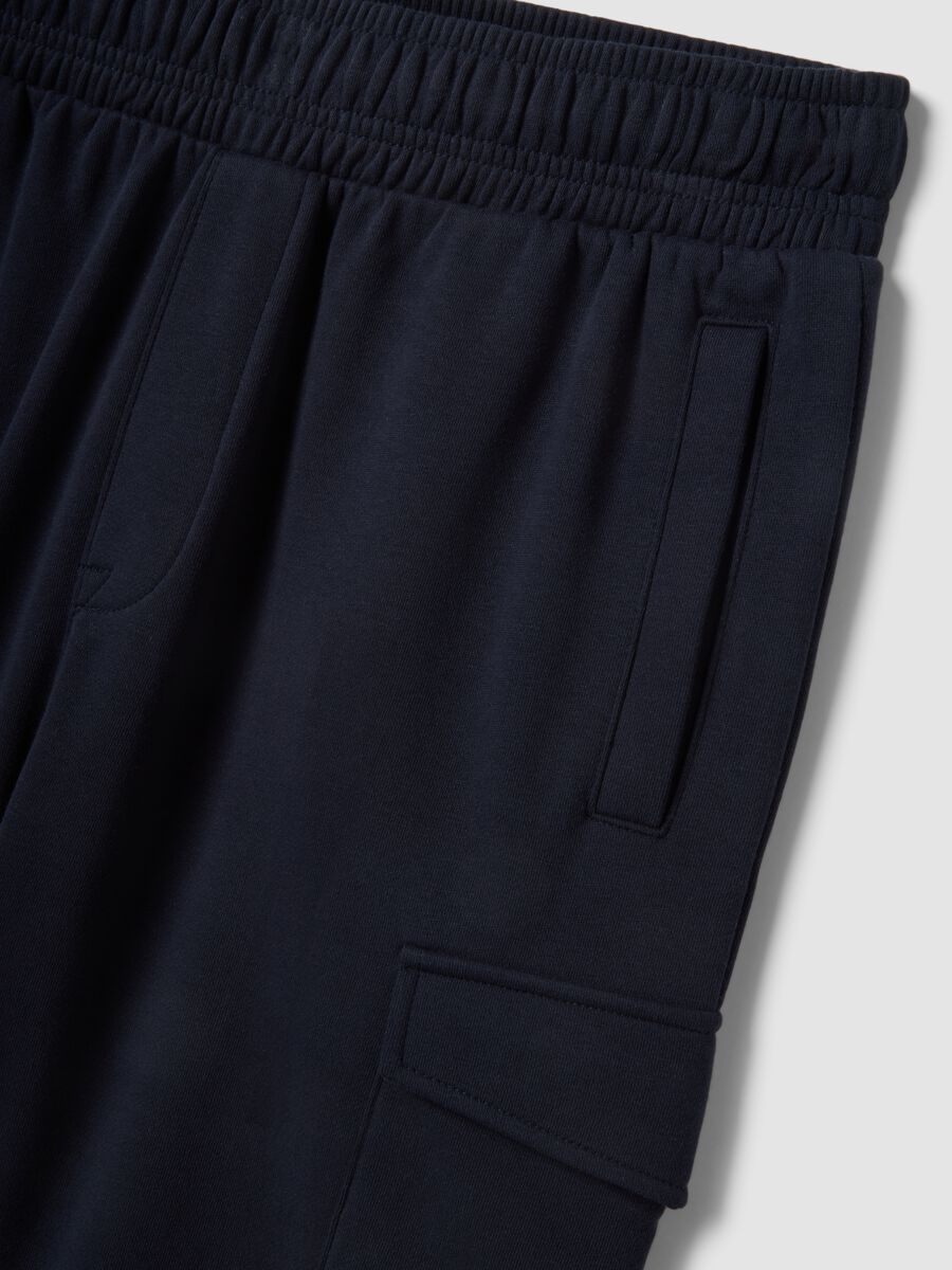 Bermuda neri in misto cotone con tasche cargo_1