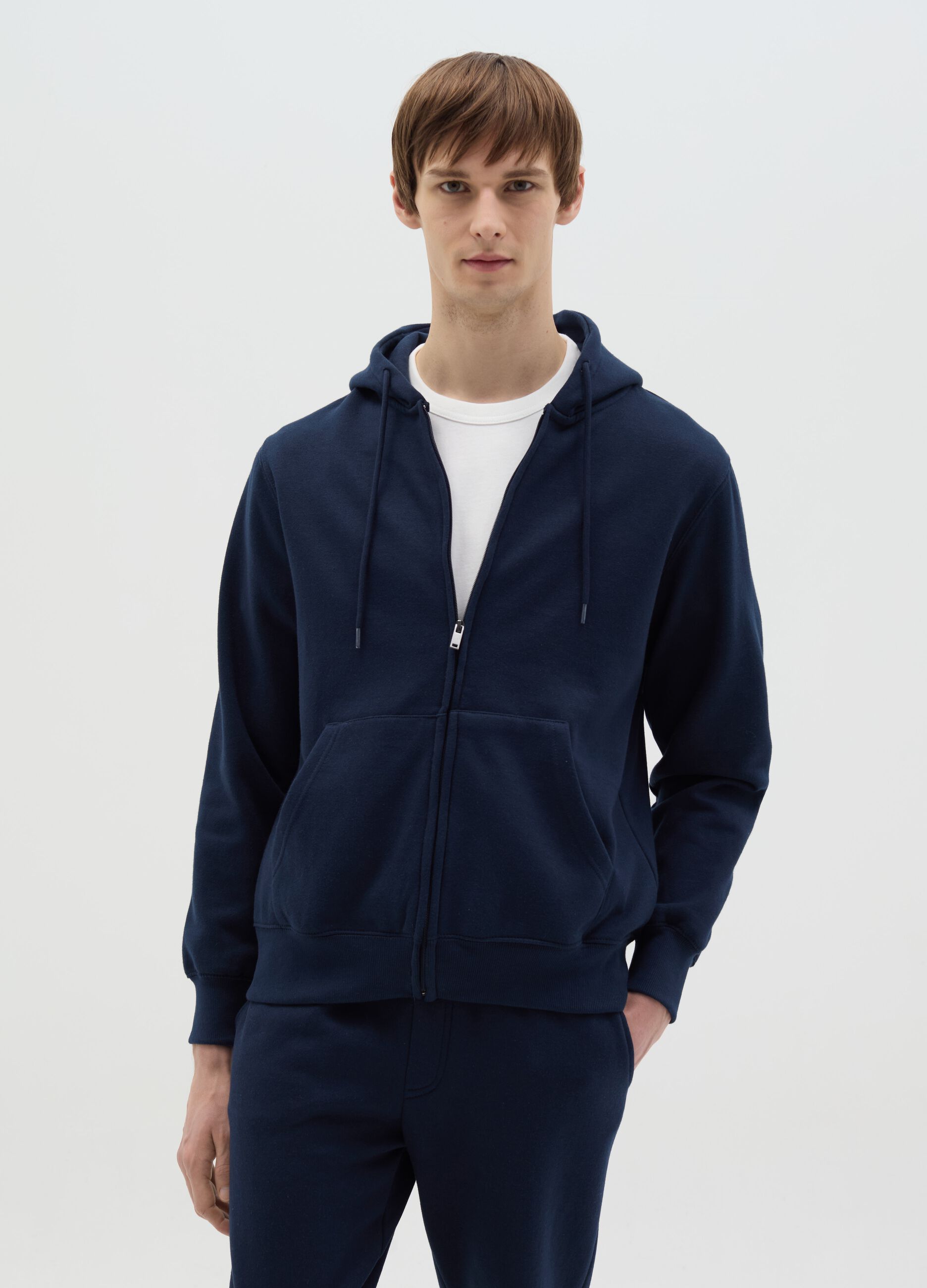 Essential full-zip sweatshirt with hood