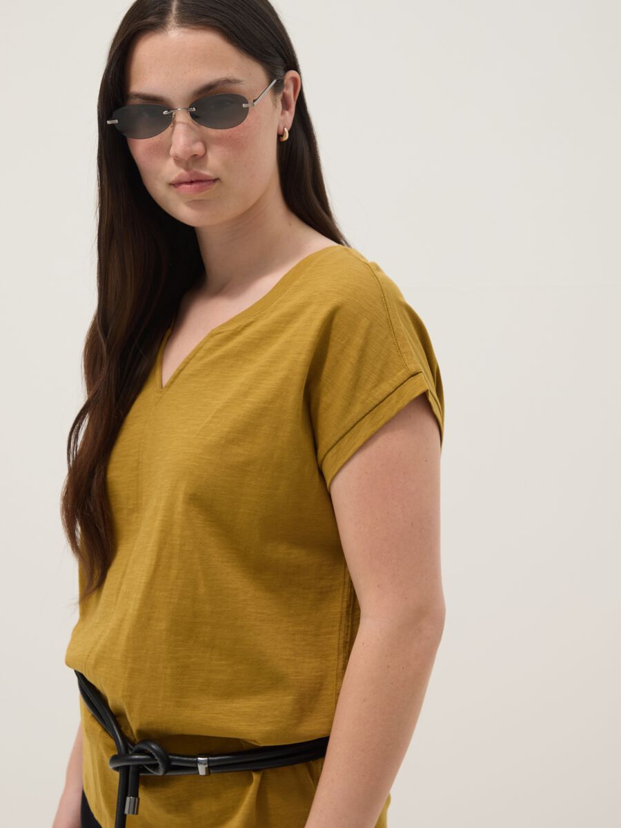T-shirt in puro cotone gialla regular fit con collo a V_0