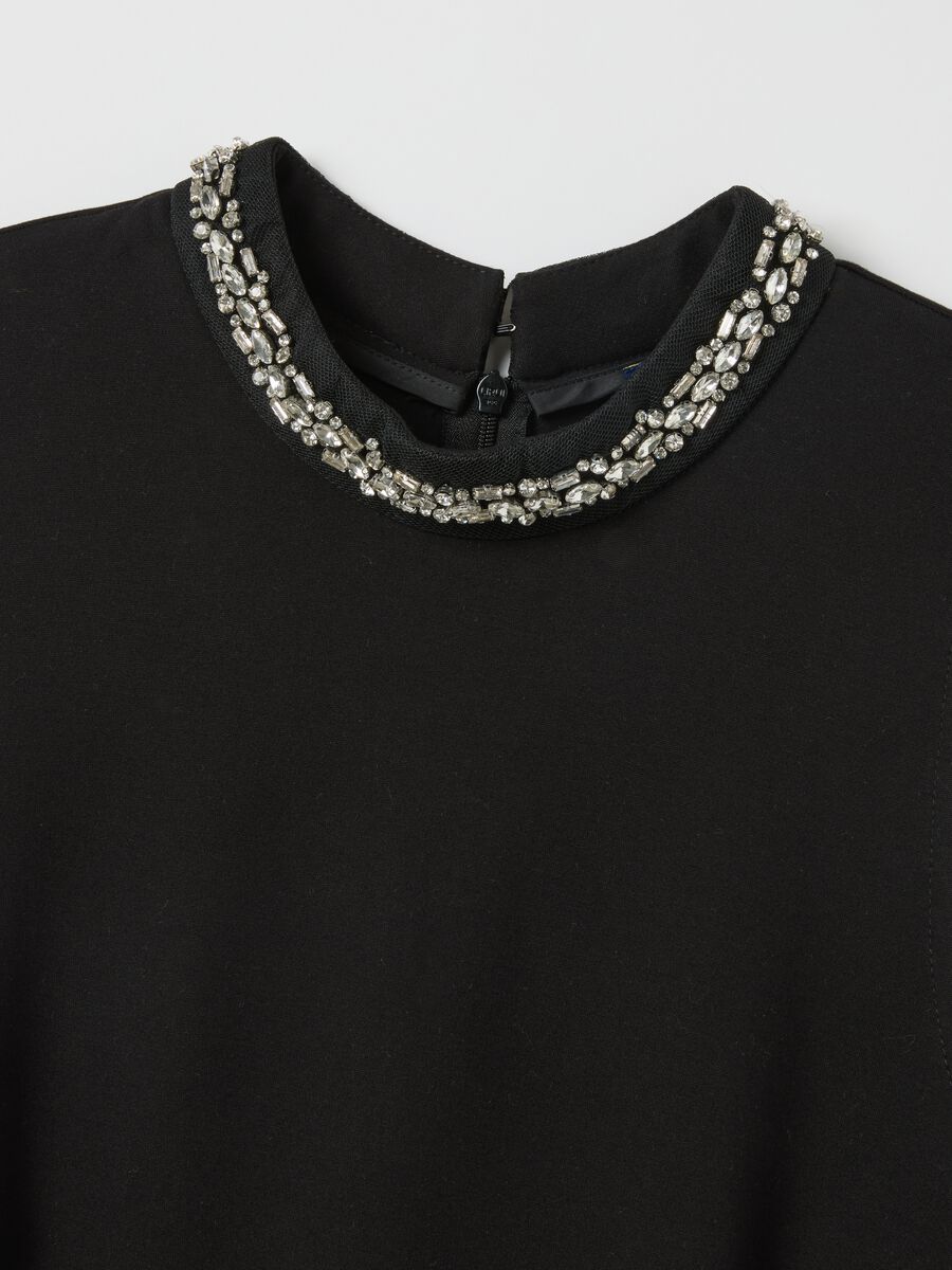Sleeveless black fitted dress with embellished neckline_5