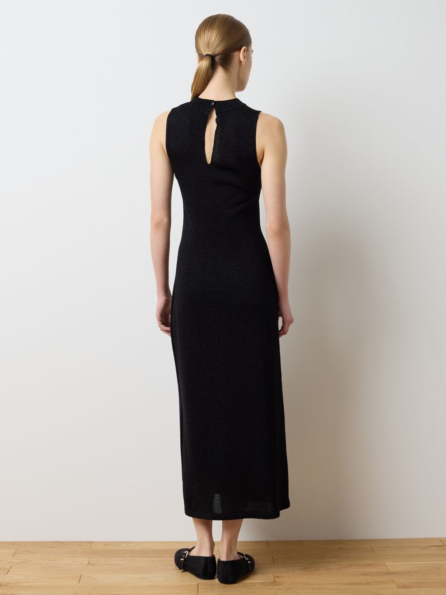 Abito lungo nero senza maniche vestibilità fitted_2
