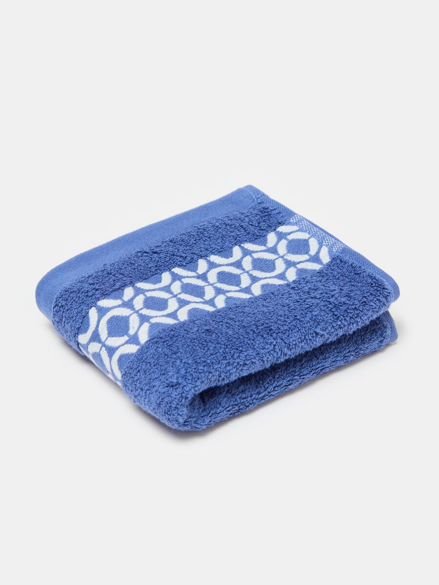 Guest towel with dots patterned trim_0