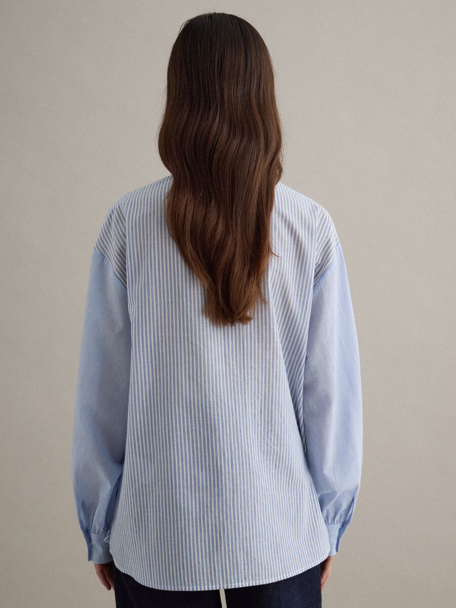 Striped multicolour regular fit pure cotton shirt with floral design_3